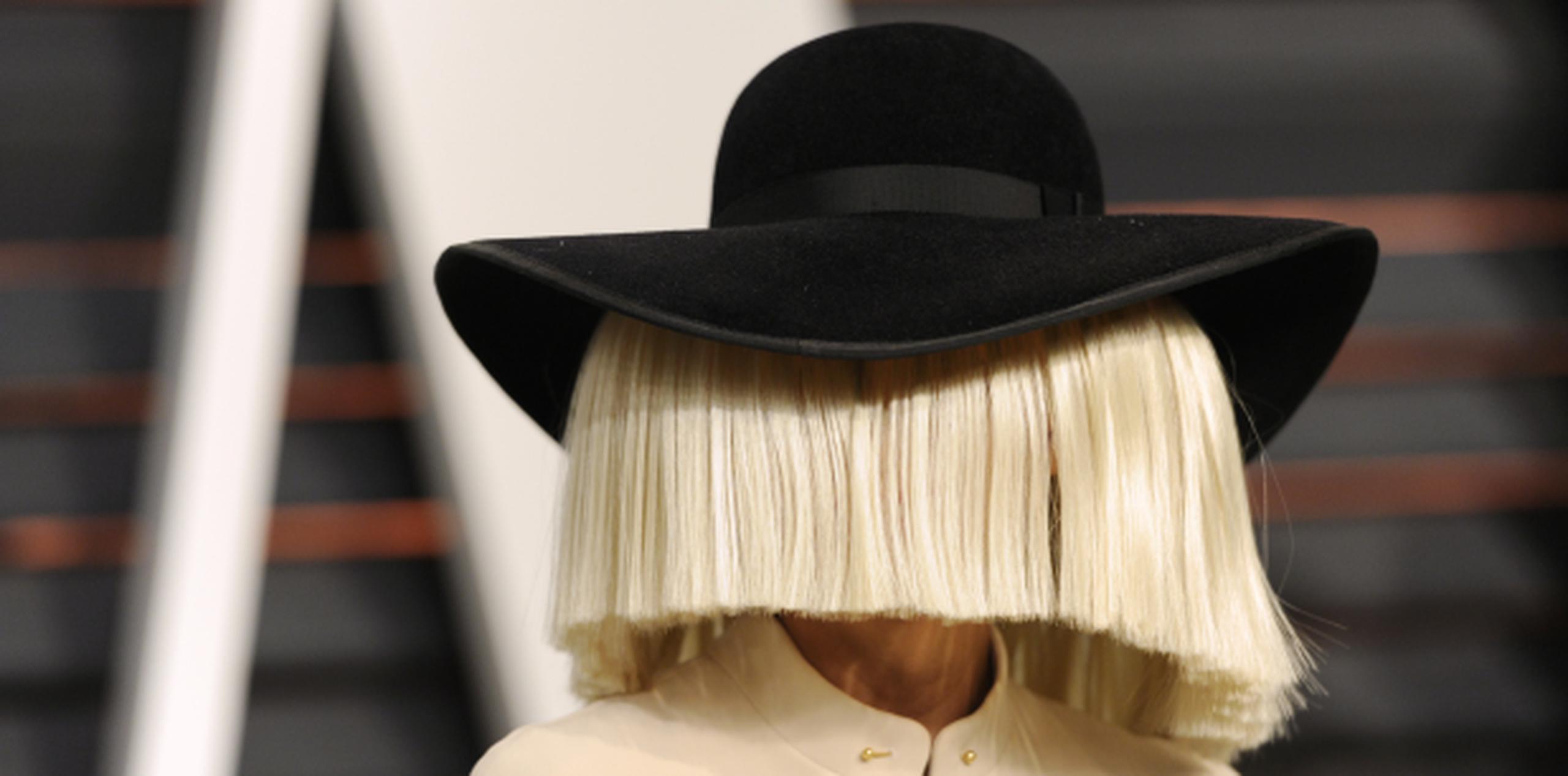 Sia es famosa por su uso de elaboradas pelucas y máscaras que le cubren el rostro. (Archivo)