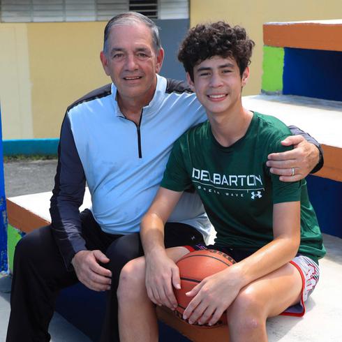 Henry Neumann presenta a su hijo Günther en la cancha de baloncesto
