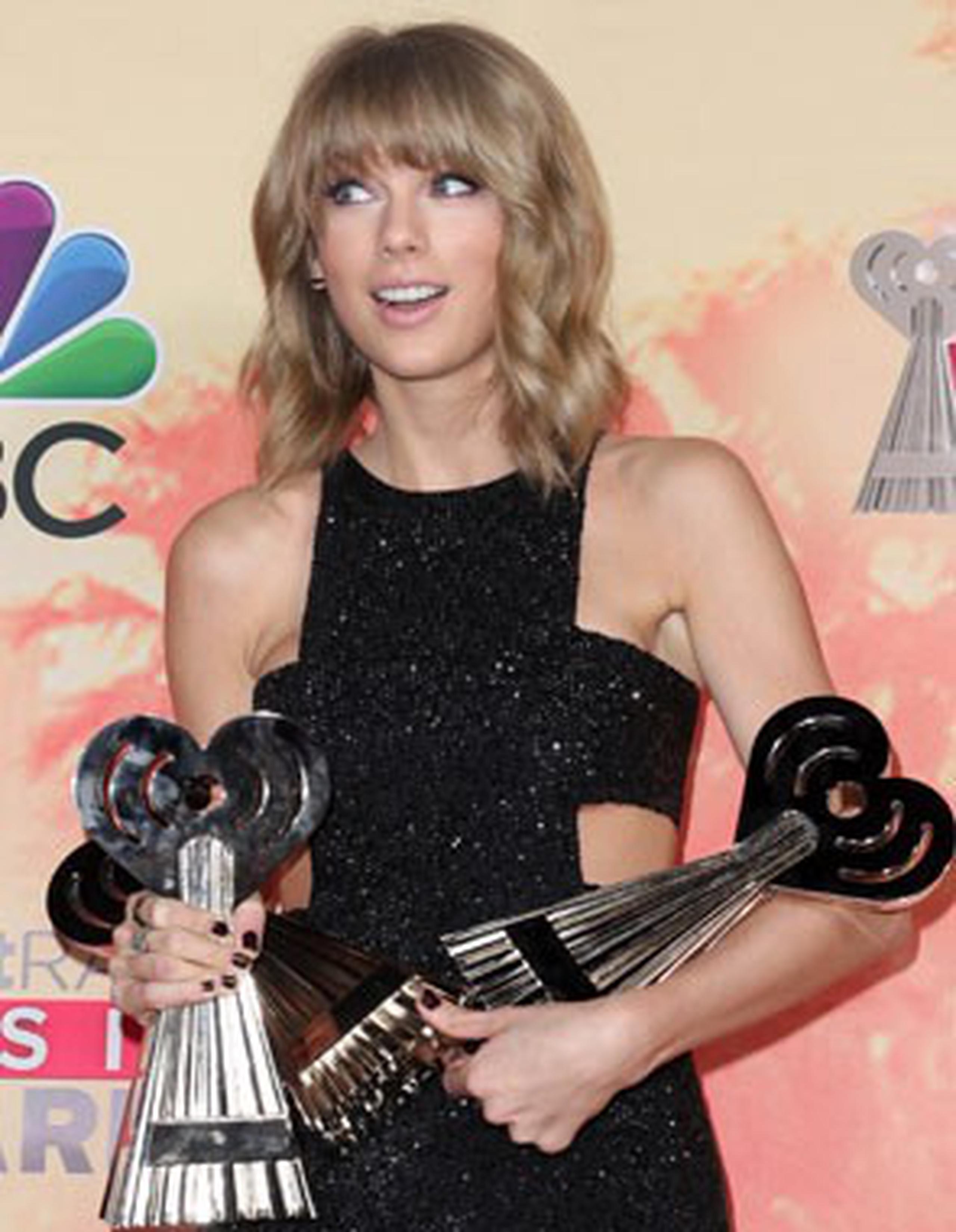 Taylor Swift también se alzó con el honor a las mejores letras por su éxito "Blank Space". (Photo by John Salangsang/Invision/AP)