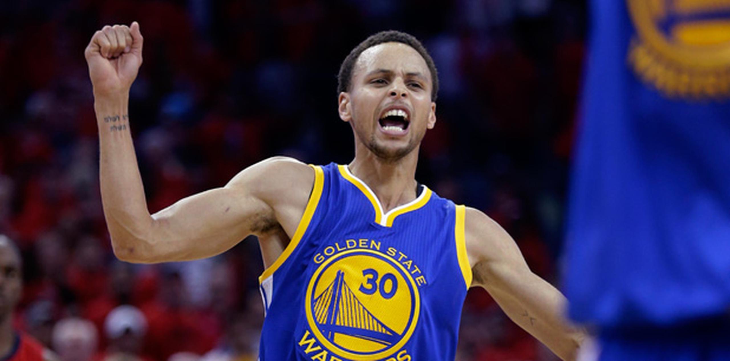 Curry anotó 40 puntos, incluyendo un triple en los últimos segundos del tiempo regular para completar una remontada de 20 puntos en el último cuarto, y los Warriors ganaron 123-119 a los Pelicans el jueves por la noche en el tiempo extra. (AP)
