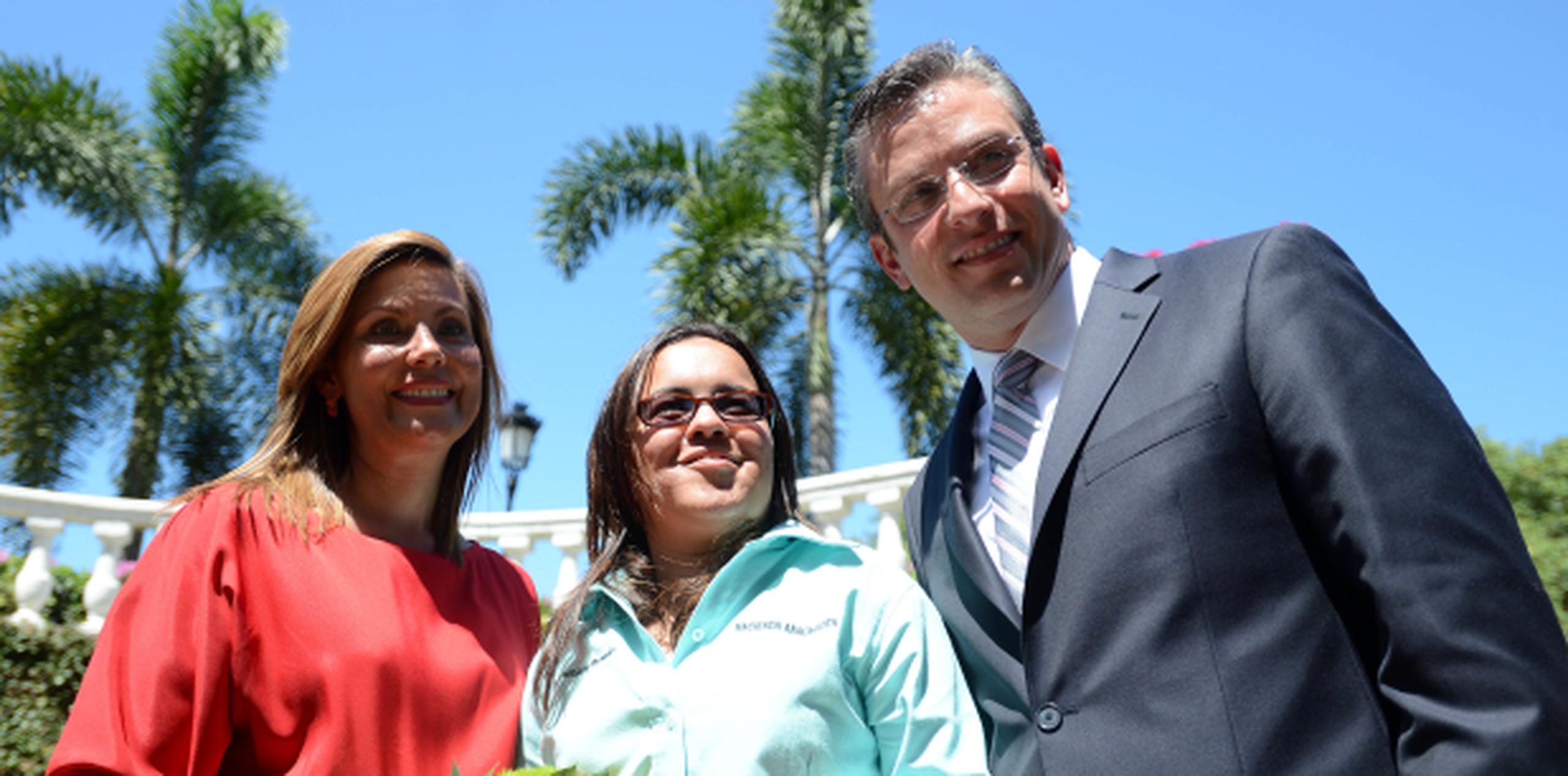 El gobernador Alejandro García Padilla, junto a la primera dama, Wilma Pastrana y Wildairy Bermúdez. (ana.abruna@gfrmedia.com)