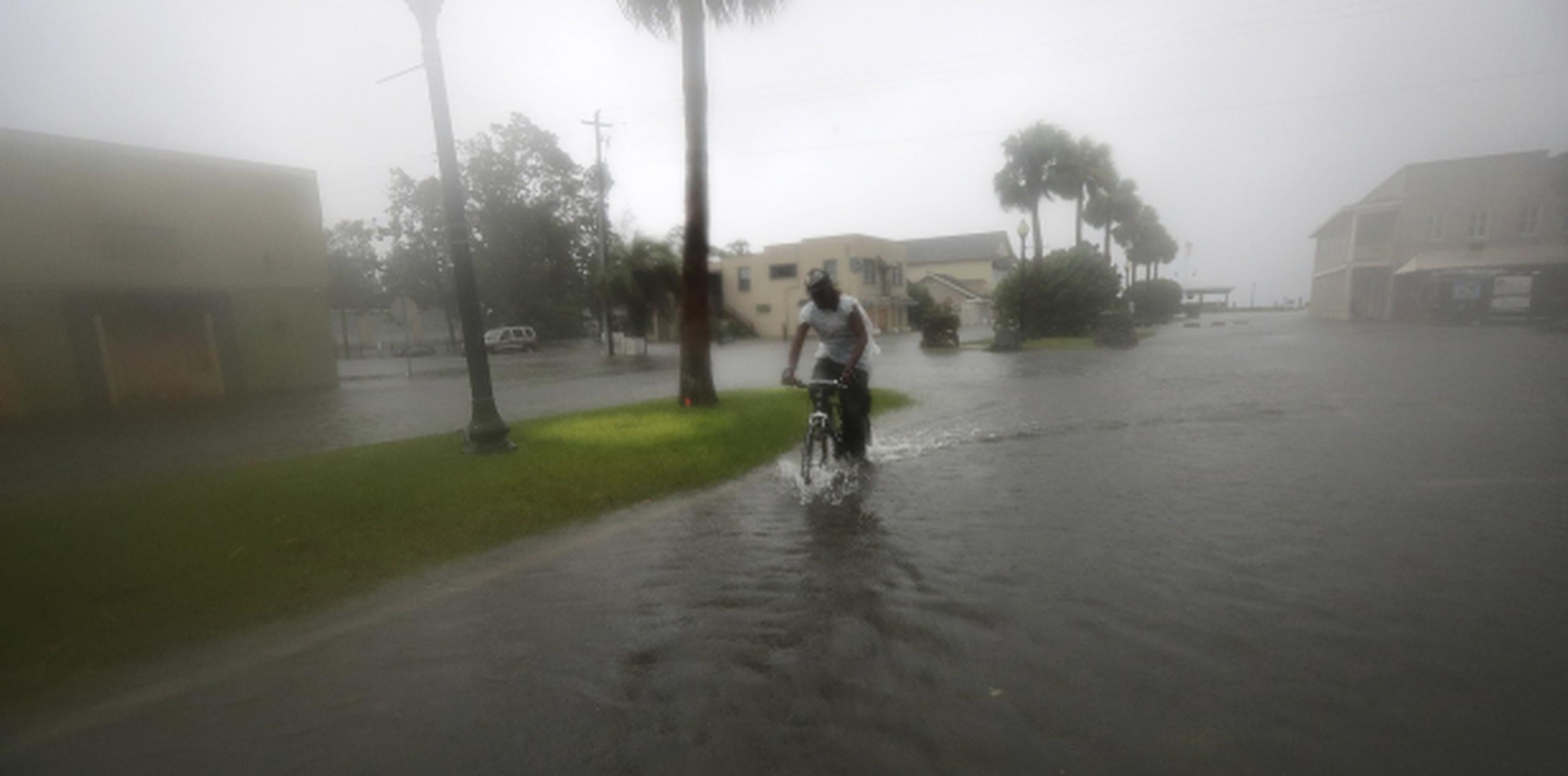 Hasta al momento, suman cuatro los muertos en Florida por el paso del huracán. (Prensa Asociada)