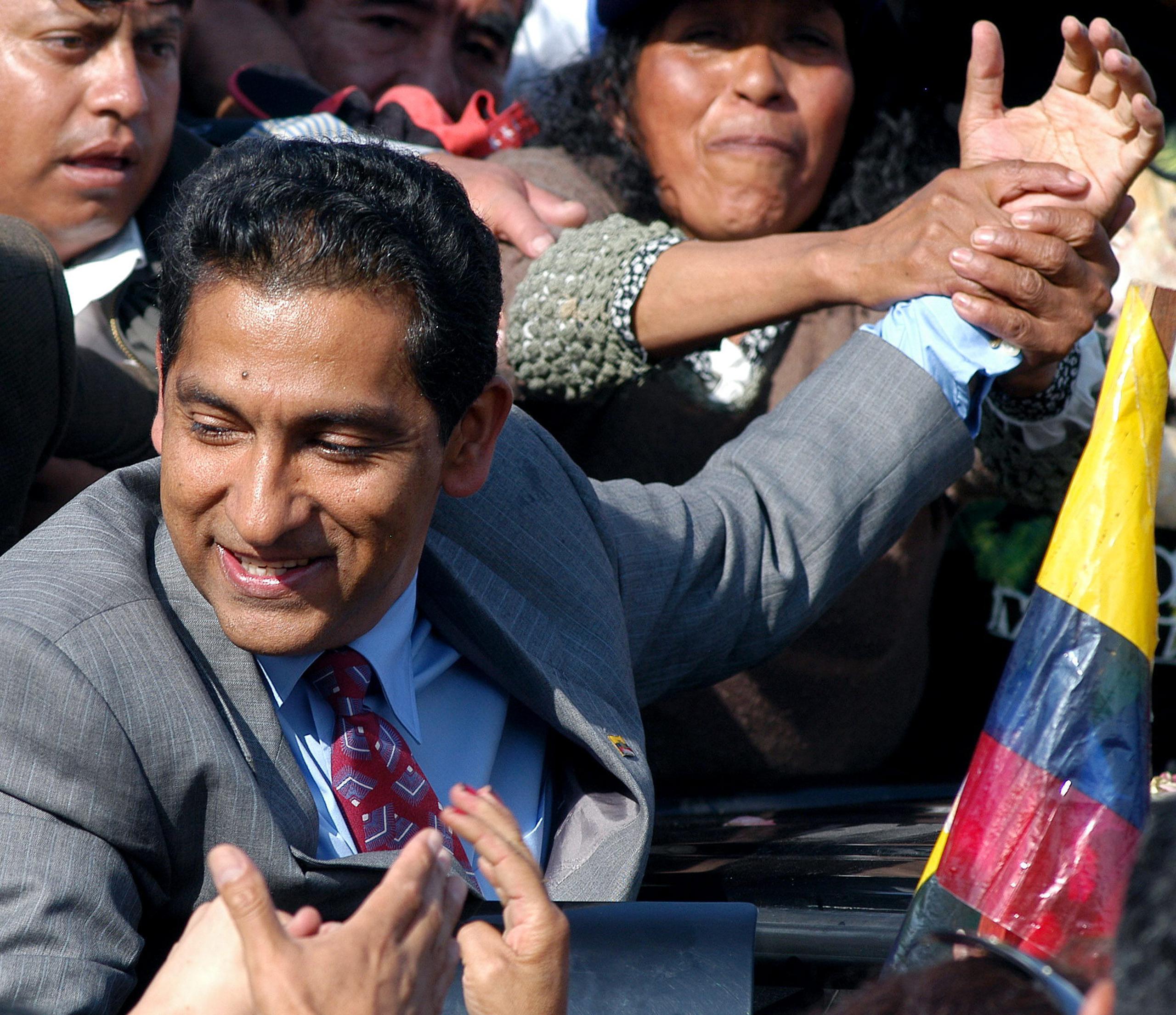 Entre los aspirantes está el expresidente Lucio Gutiérrez (2003-2005), destituido por protestas indígenas.