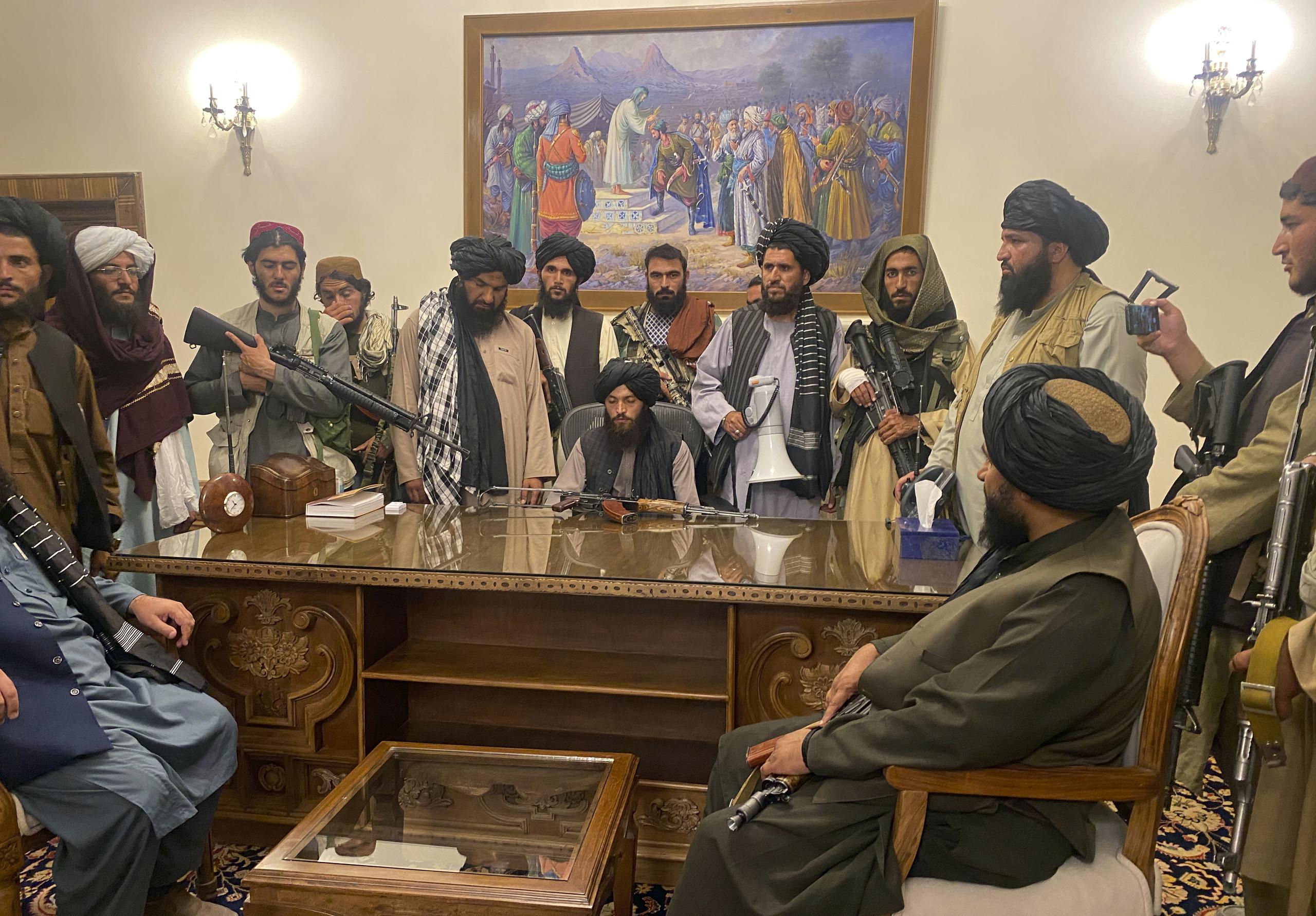 Las contradicciones entre los mensajes que dan los líderes del Talibán y las acciones que toman son señalados como indicios de conflictos internos que reflejarían divisiones en el movimiento.