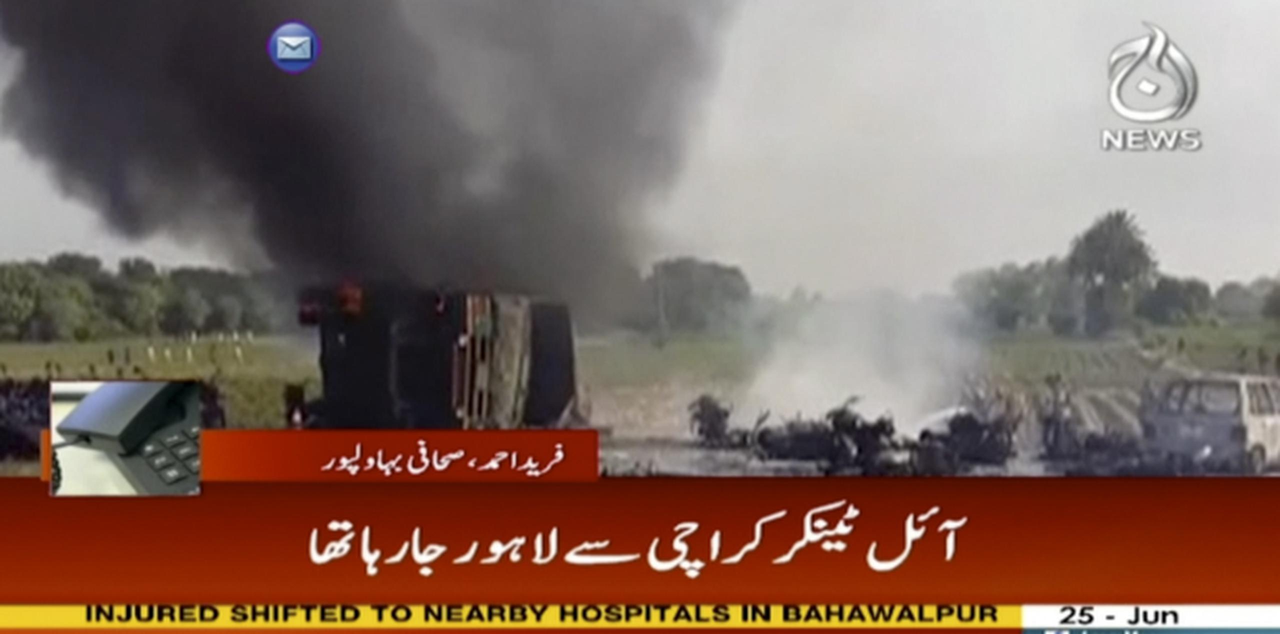Imagen de la columna de humo provocada por el fuego, según la televisión de Pakistán. Es probable que el número de muertos siga aumentando, pues decenas de personas siguen en estado crítico. (AP)