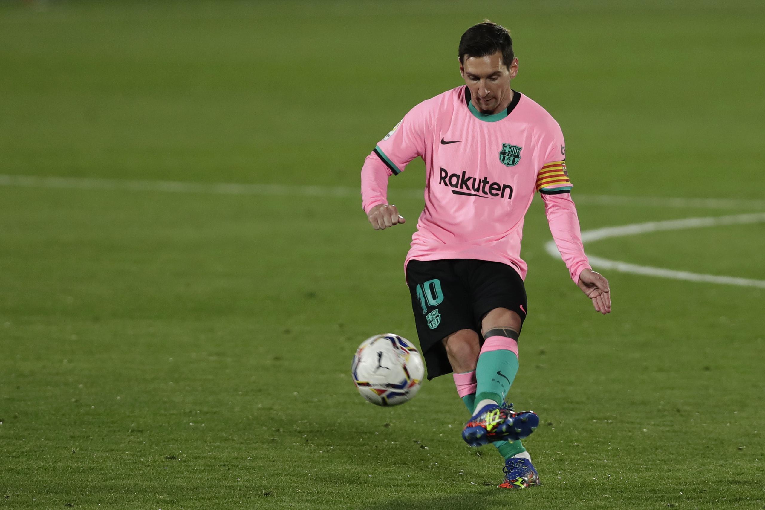 El delantero del Barcelona Lionel Messi remata el balón durante el partido contra Getafe por la Liga de España, el sábado 17 de octubre, en Getafe, España.