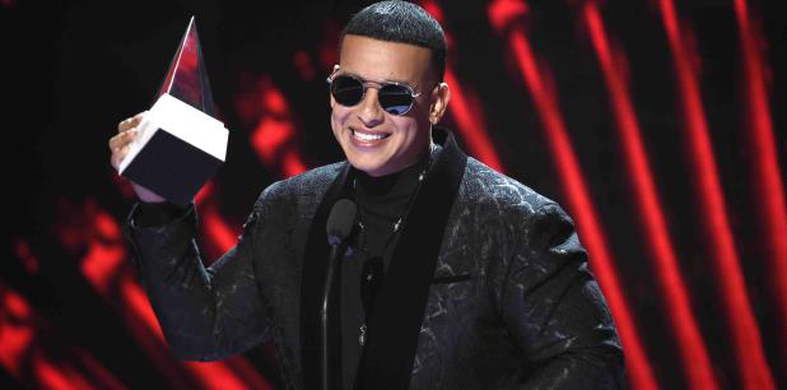 Daddy Yankee dedicó a Puerto Rico el premio Íkono, que recibió luego de ser descrito por María Celeste Arrarás al presentarlo como “un héroe musical”.  (AP)