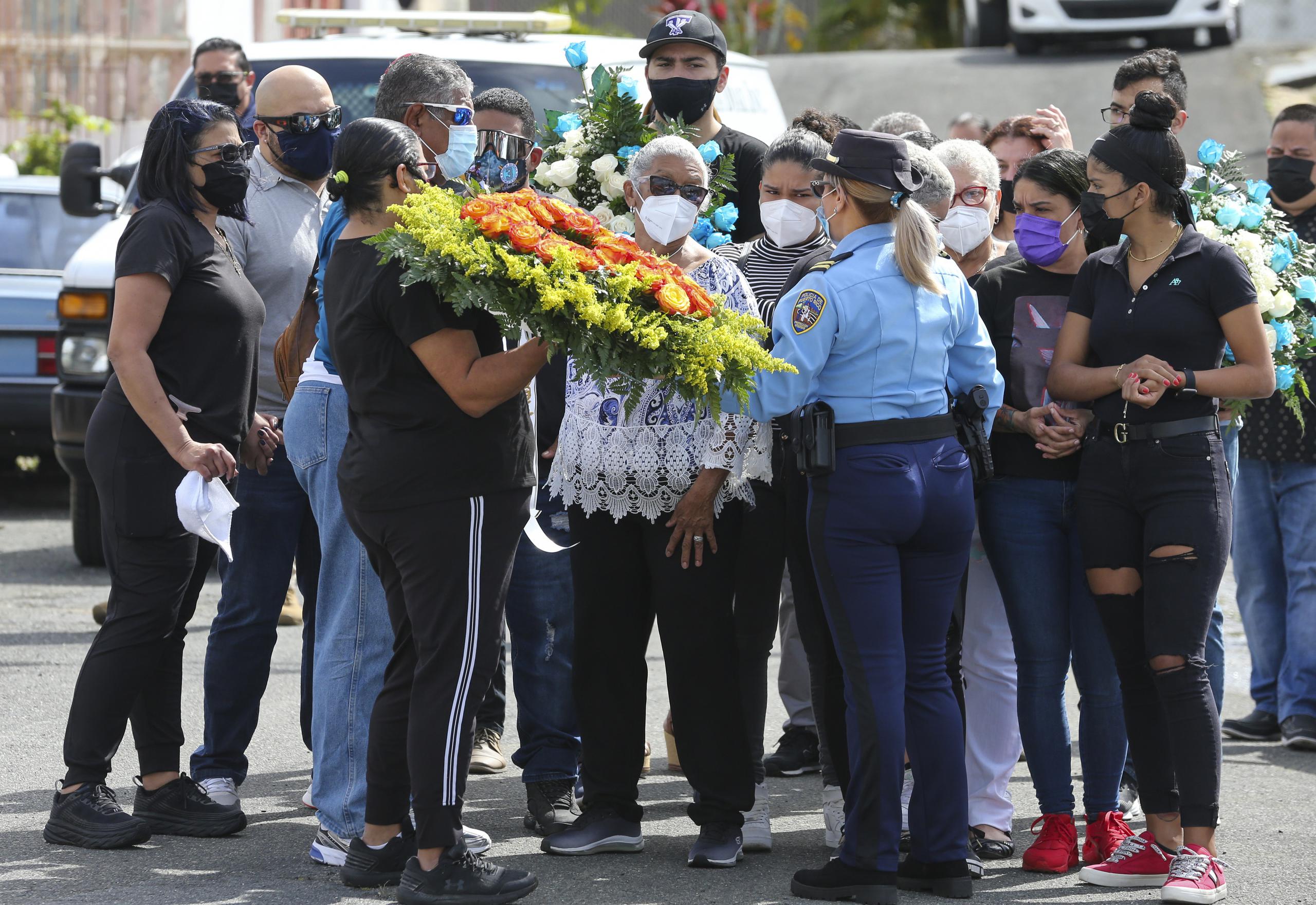 María Luisa Díaz, madre del agente Luis Marrero Díaz, fue recibida a su llegada a la funeraria por familiares, amigos y colegas de su hijo.