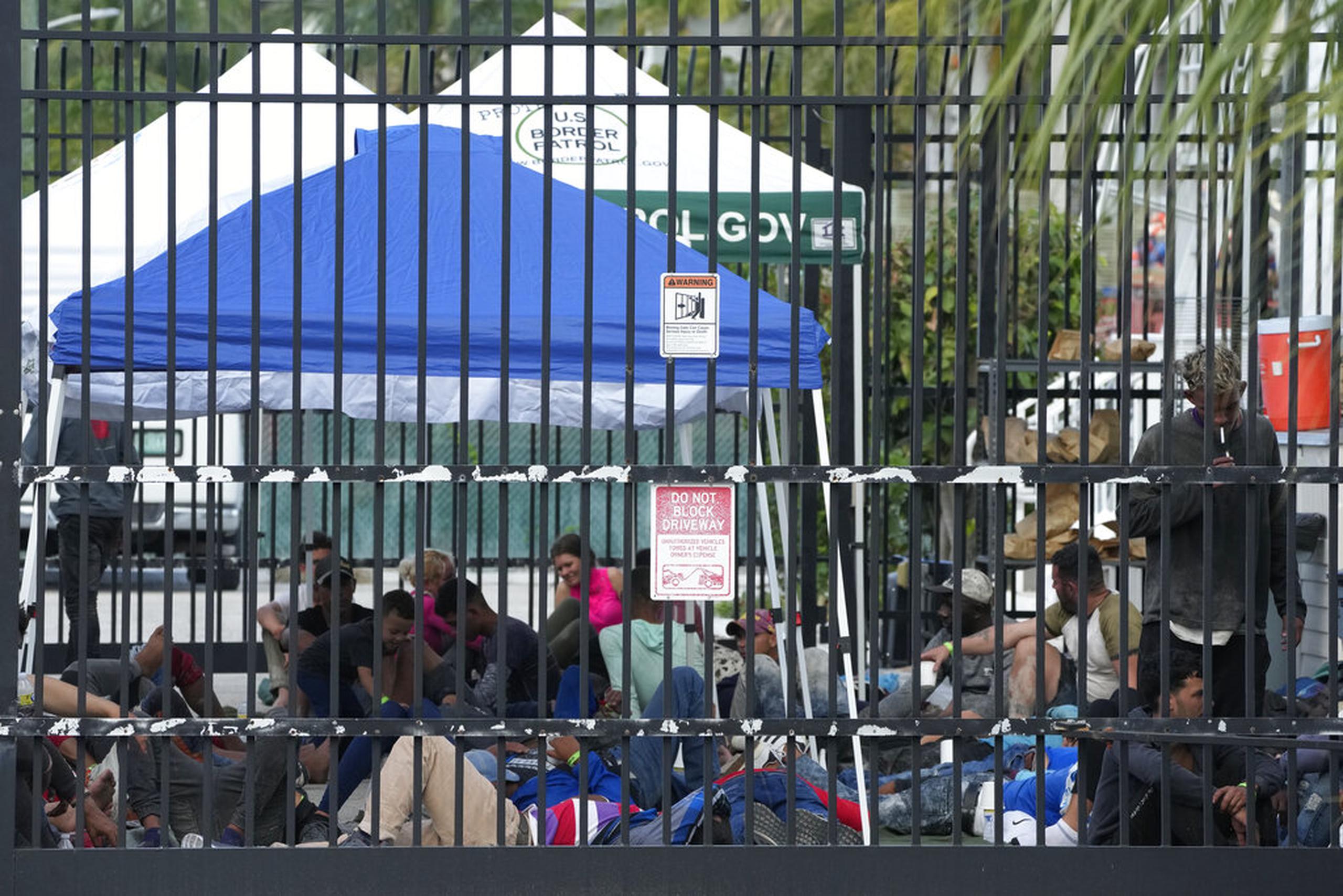 El gobernador de California, Gavin Newsom, tipificó este lunes de posible “secuestro” el traslado de migrantes bajo las leyes de su estado, mientras el fiscal californiano, Rob Bonta, investiga el hecho.