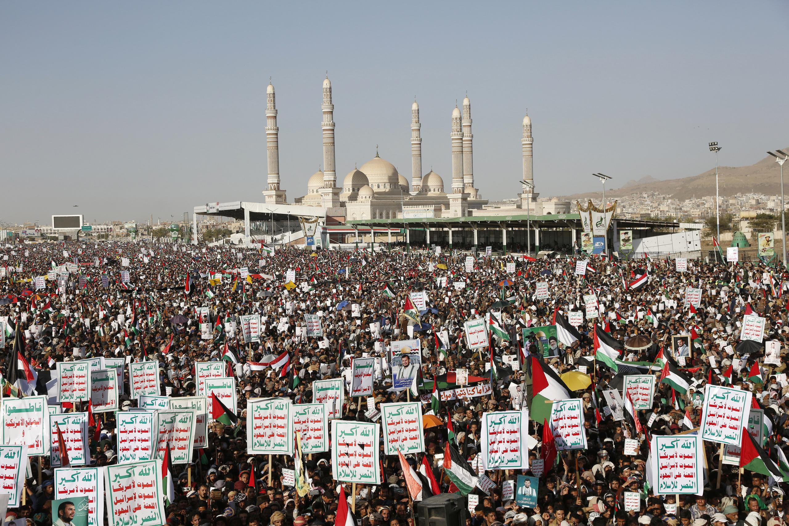 Cientos de miles de personas protestan contra los ataques de Estados Unidos y Reino Unido en Yemen.