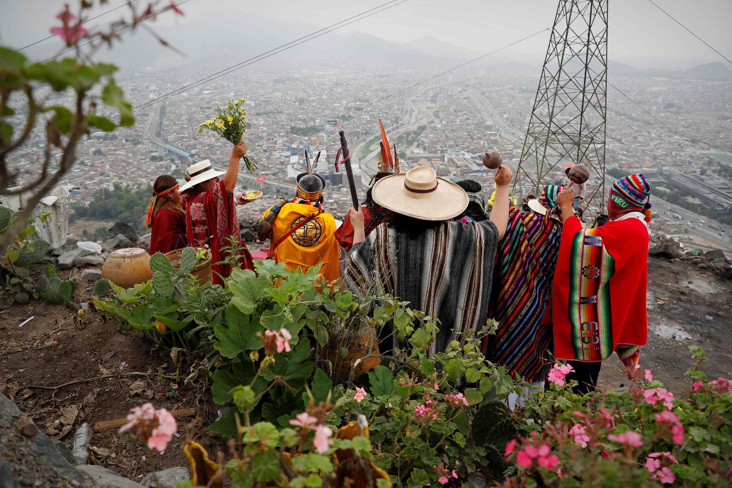 Chamanes y curanderos peruanos realizan hoy la ceremonia en que hacen sus predicciones para el 2022, en Lima (Perú). EFE/Paolo Aguilar
