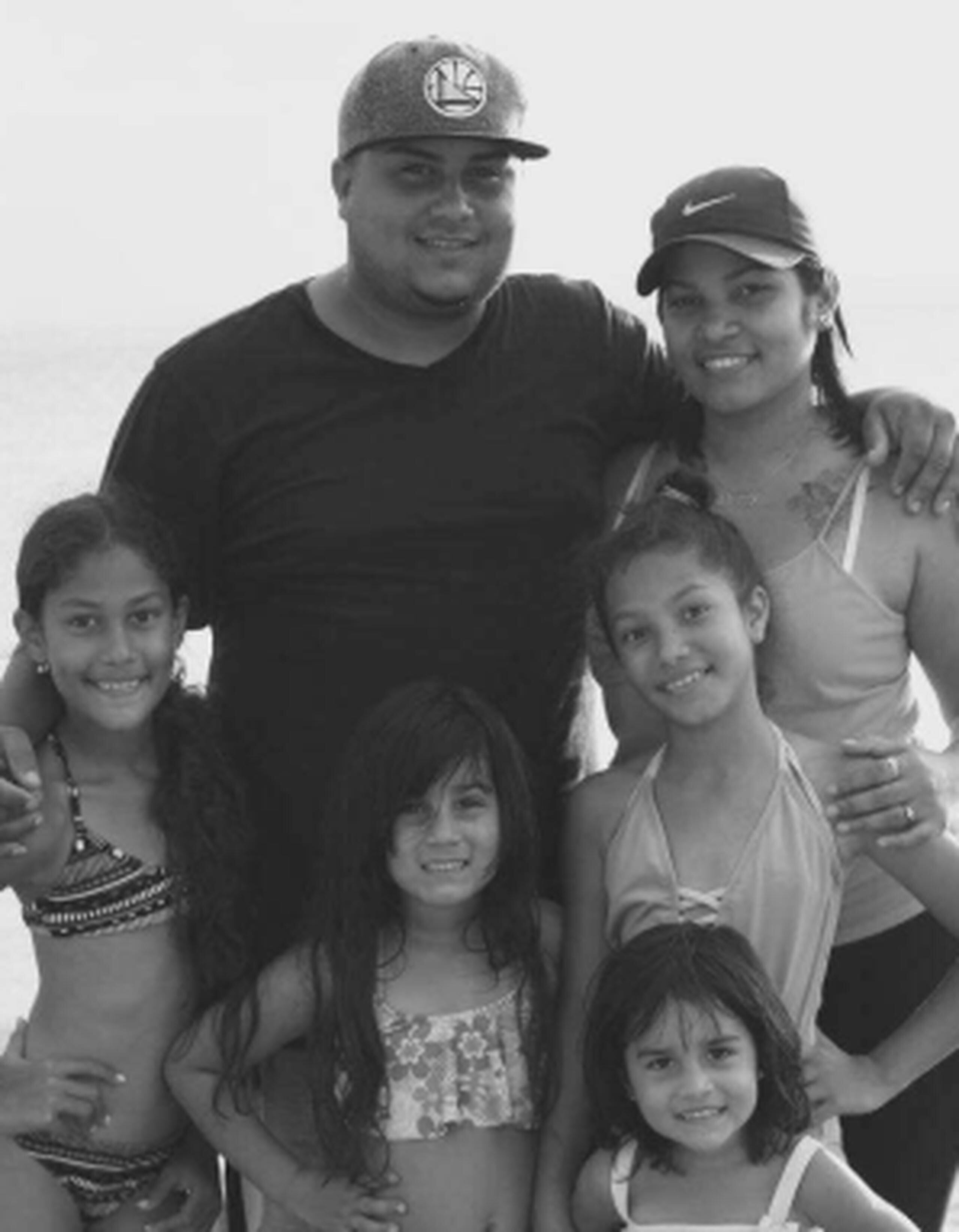 Ángel Pérez Polanco, su esposa Zuleyka Rivera Negrón y sus cuatro hijas. (Facebook)