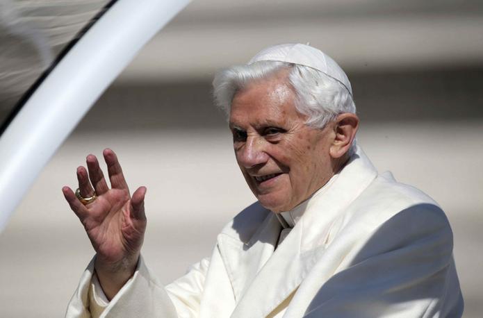 El papa Benedicto XVI saluda desde el papamóvil a los peregrinos congregados en la plaza de San Pedro, en la Ciudad del Vaticano, el miércoles 27 de febrero de 2013. (EFE)