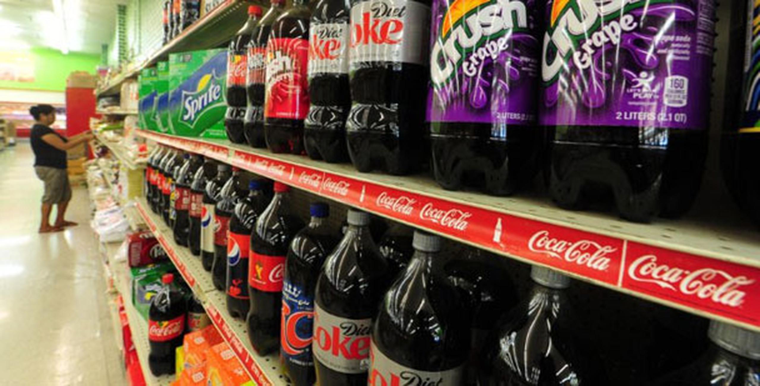 El impuesto contempla el cobro de 14 centavos adicionales por cada litro de refresco. (AFP)