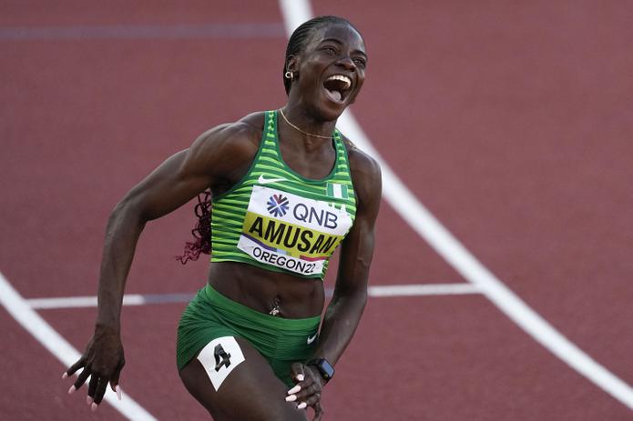 Tobi Amusan, de Nigeria, celebra su victoria en la final de los 100 metros con vallas. The Associated Press ha revelado que según fuentes se conoce que la corredora estuvo entrenado con un atleta nigeriano suspendido por 11 años por múltiples infracciones de dopaje.