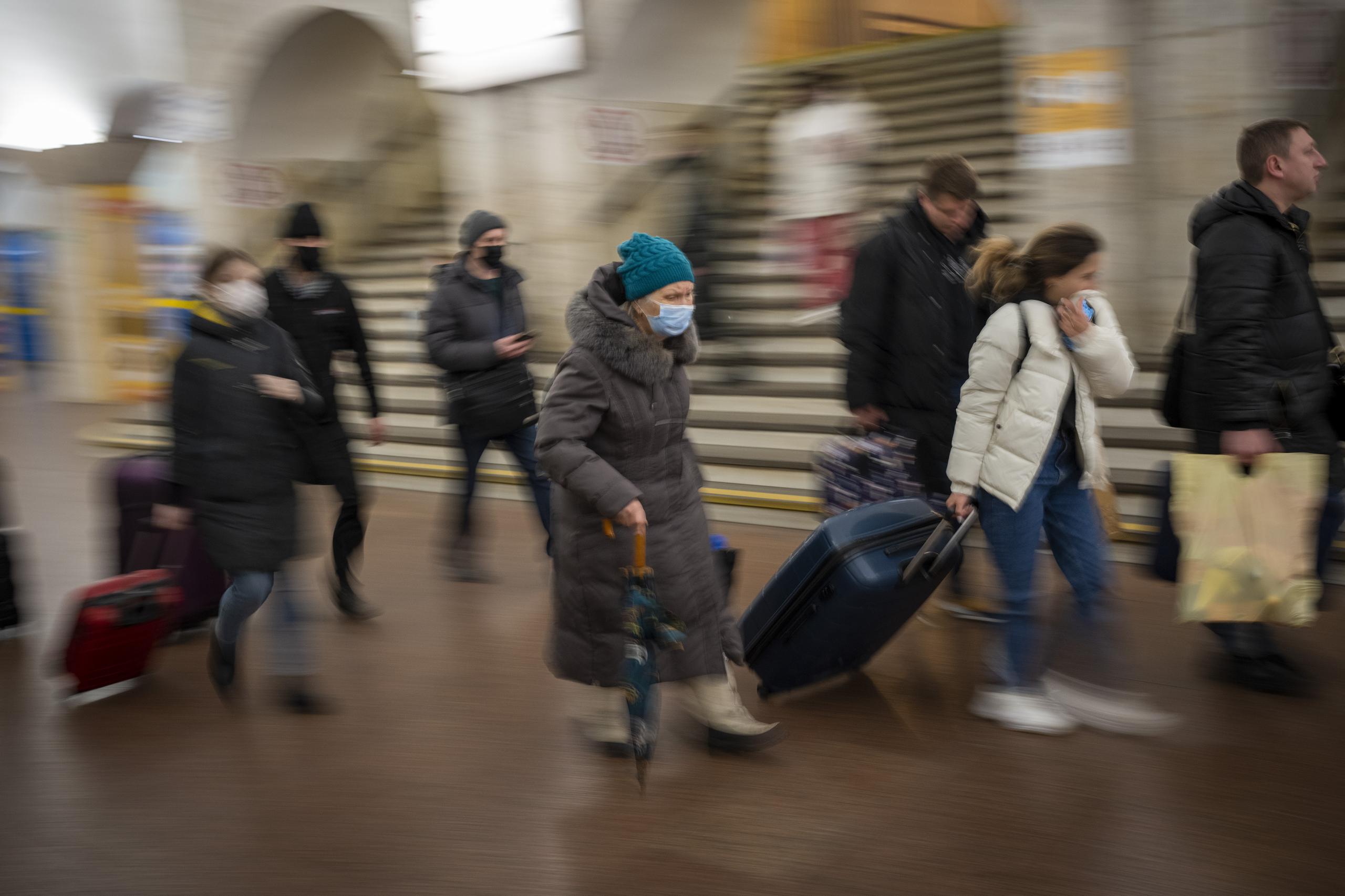 Personas huyen de la capital a través del servicio de tren. (AP Photo/Emilio Morenatti)