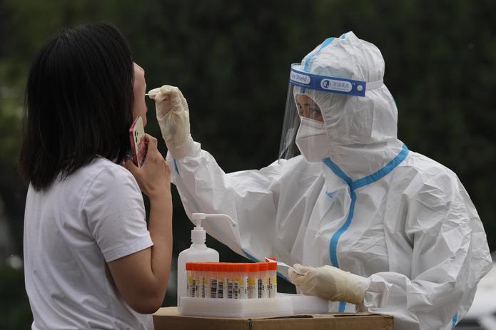 Shanghái, que lleva más de dos semanas en cuarentena, reportó más de 19,00 nuevos contagios y 51 muertos en las 24 horas previas.