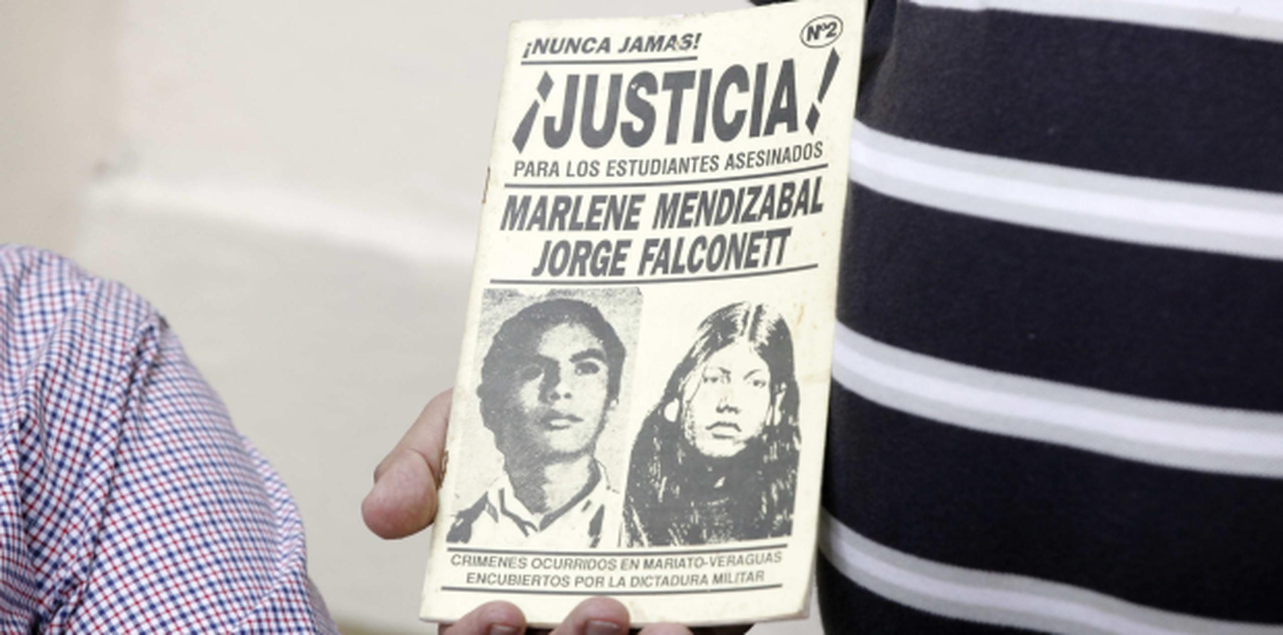 Vista de un panfleto con la imagen de la joven desaparecida durante la dictadura militar, Marlene Mendizábal, en el acto para recibir sus restos hoy, miércoles, en ciudad de Panamá. (EFE / Alejandro Bolívar)