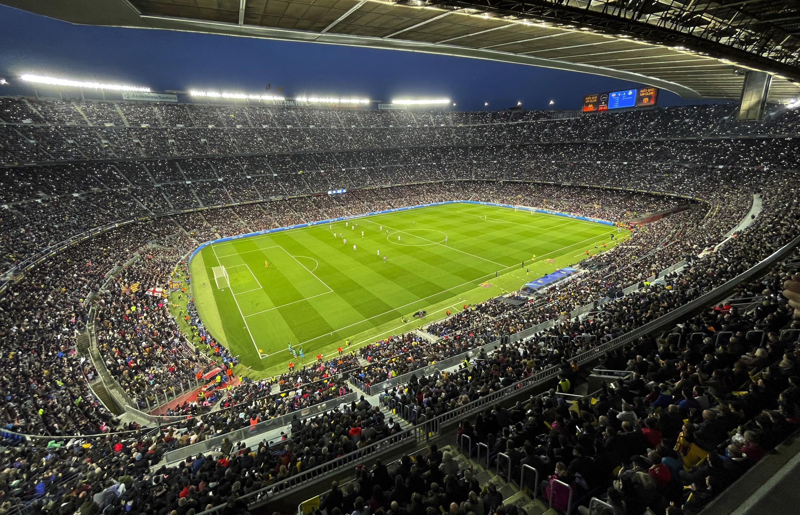 Vista del estadio Camp Nou durante un partido por los cuartos de final de la Liga de Campeones femenina entre el Barcelona y el Real Madrid, el 30 de marzo de 2022, (AP Foto/María Angela Angles)