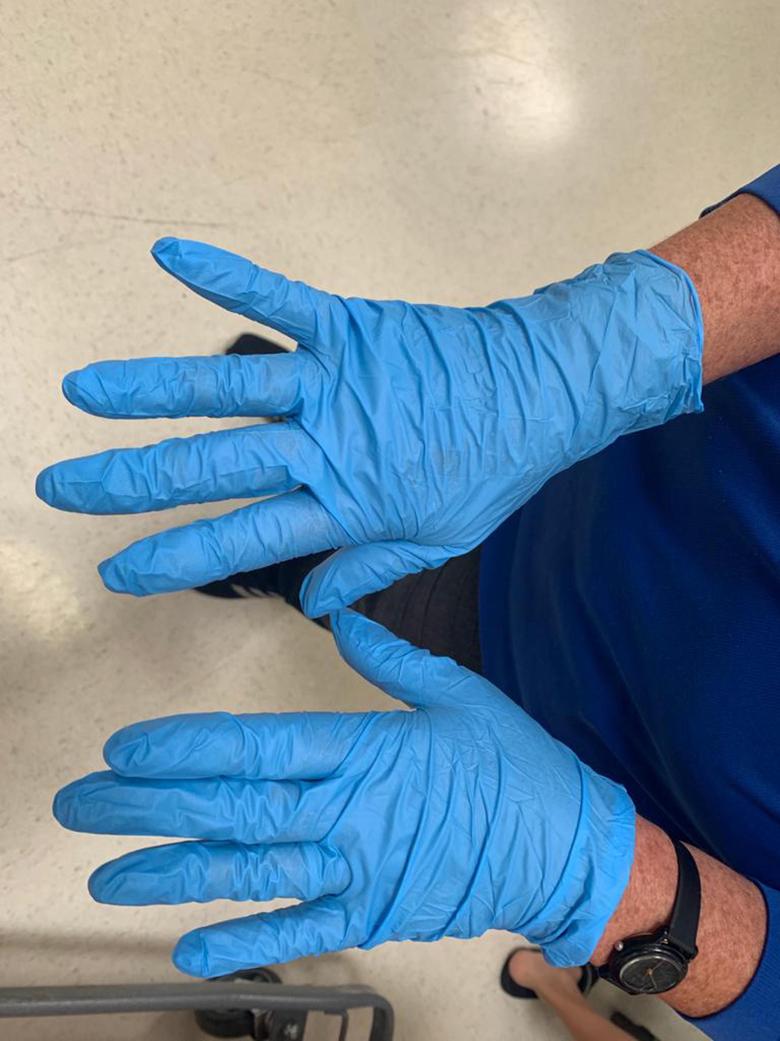 Entre las medidas higiénicas se observó el uso de guantes desechables entre los empleados y la limpieza frecuente de las bandas eléctricas en las cajas registradoras. 