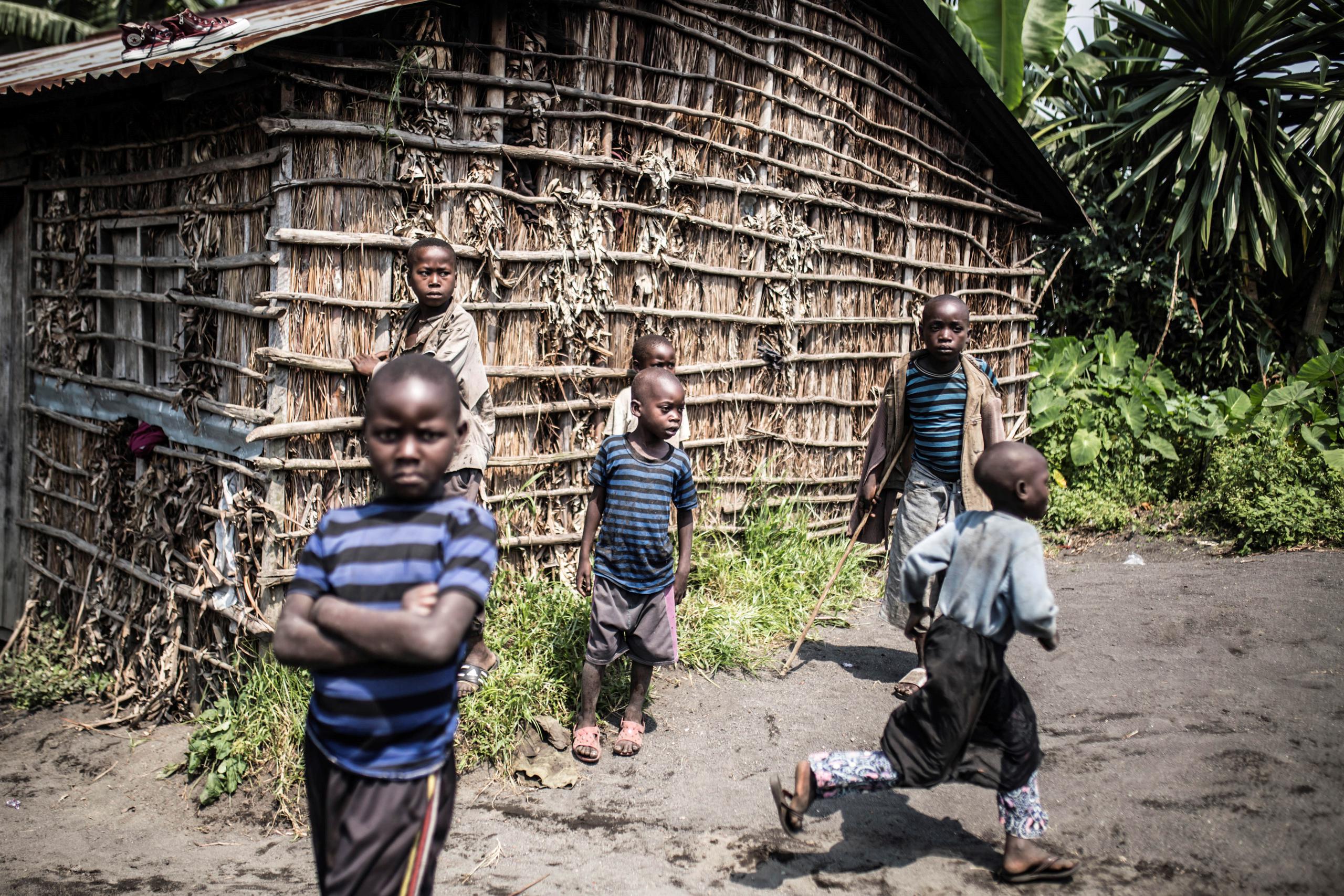 Niños de la aldea congoleña. Las entrañas del Congo albergan toneladas de oro, diamantes, estaño y tantalio; además de la mitad de las reservas mundiales de cobalto y el 70 % de las de coltán, imprescindibles para la fabricación de cualquier dispositivo electrónico.