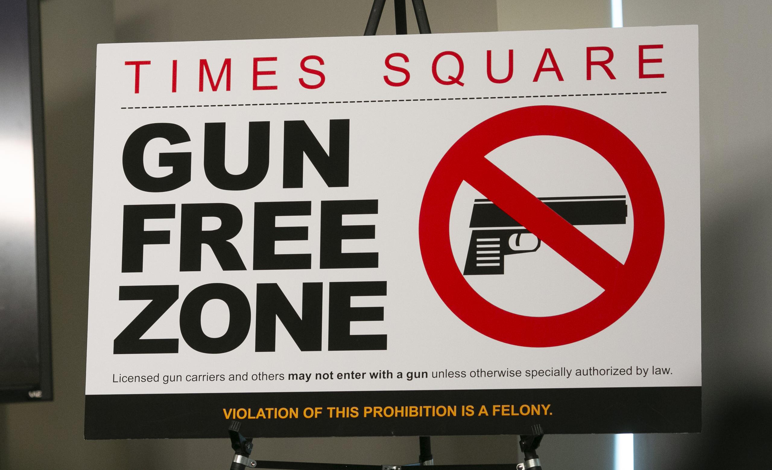 Fotografía cedida por el Concejo Municipal de Nueva York donde se aprecia un letrero con el mensaje "Times Square, zona libre de armas" este 31 de agosto de 2022. (EFE/John McCarten/NYC Council)