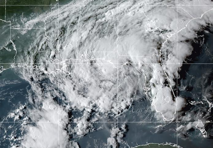 En esta imagen satelital de GOES-East GeoColor del miércoles 8 de septiembre de 2021, difundida por la Oficina Nacional de Administración Oceánica y Atmosférica de Estados Unidos (NOAA por sus siglas en inglés) se ve a la tormenta tropical Mindy al tocar tierra en la franja noreste de Florida. (NOAA via AP)