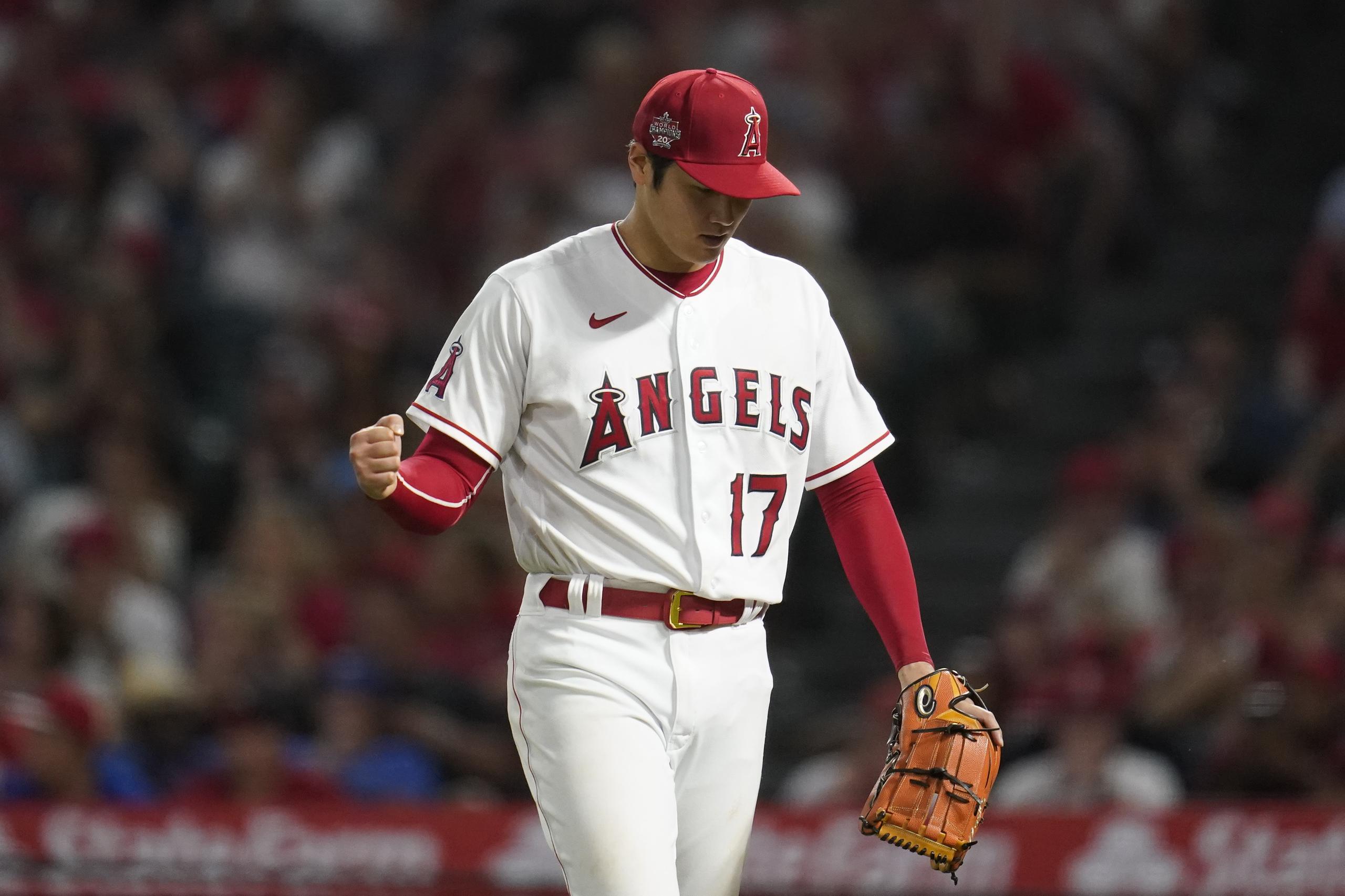 El abridor de los Angelinos de Los Ángeles, Shohei Ohtani (17), reacciona en la parte alta del sexto inning del juego de la MLB que enfrentó a su equipo con los Reales de Kansas City, en Anaheim, California, el 22 de junio de 2022. (AP Foto/Ashley Landis)