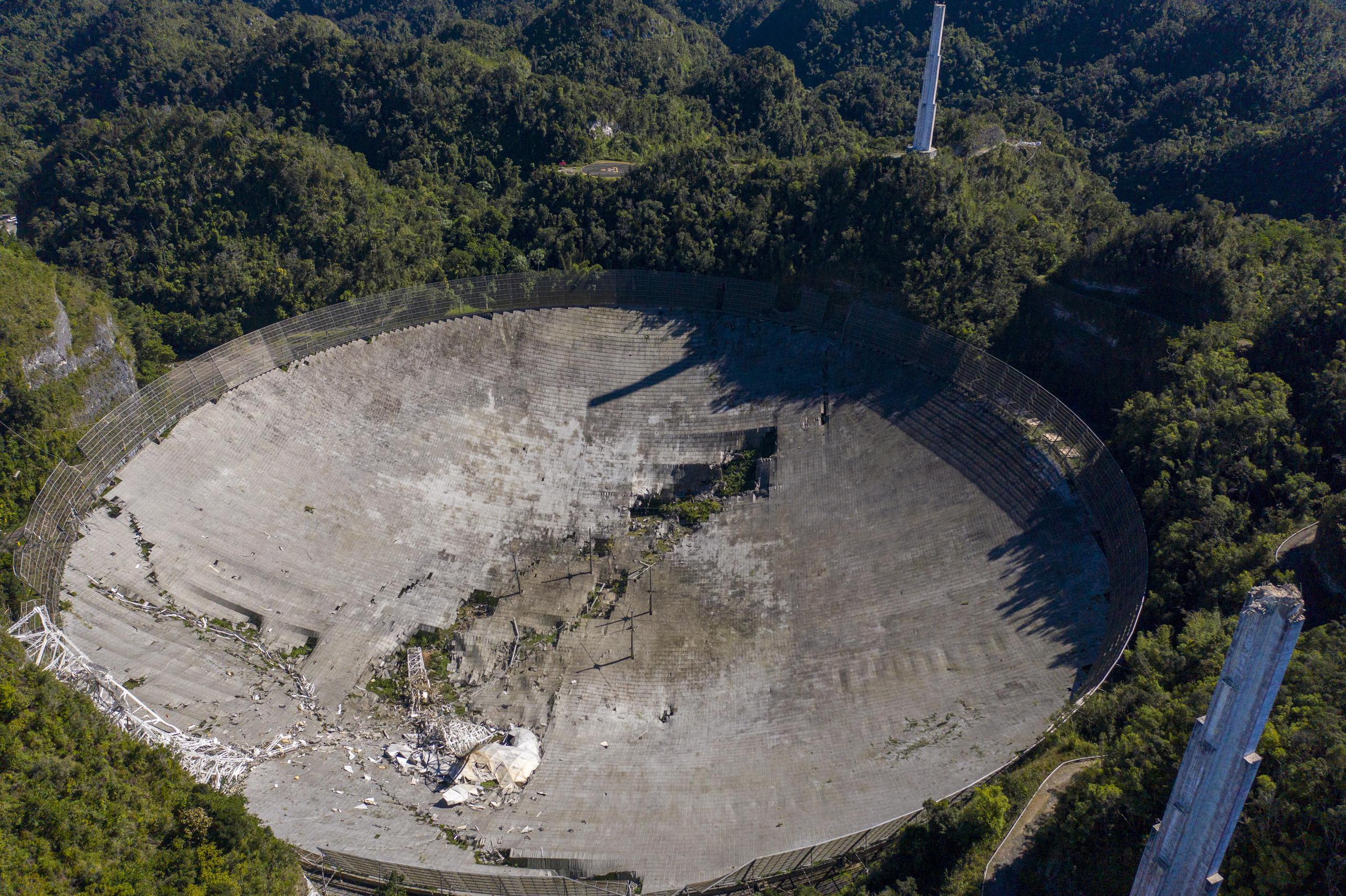 Colapso del radiotelescopio del Observatorio de Arecibo.