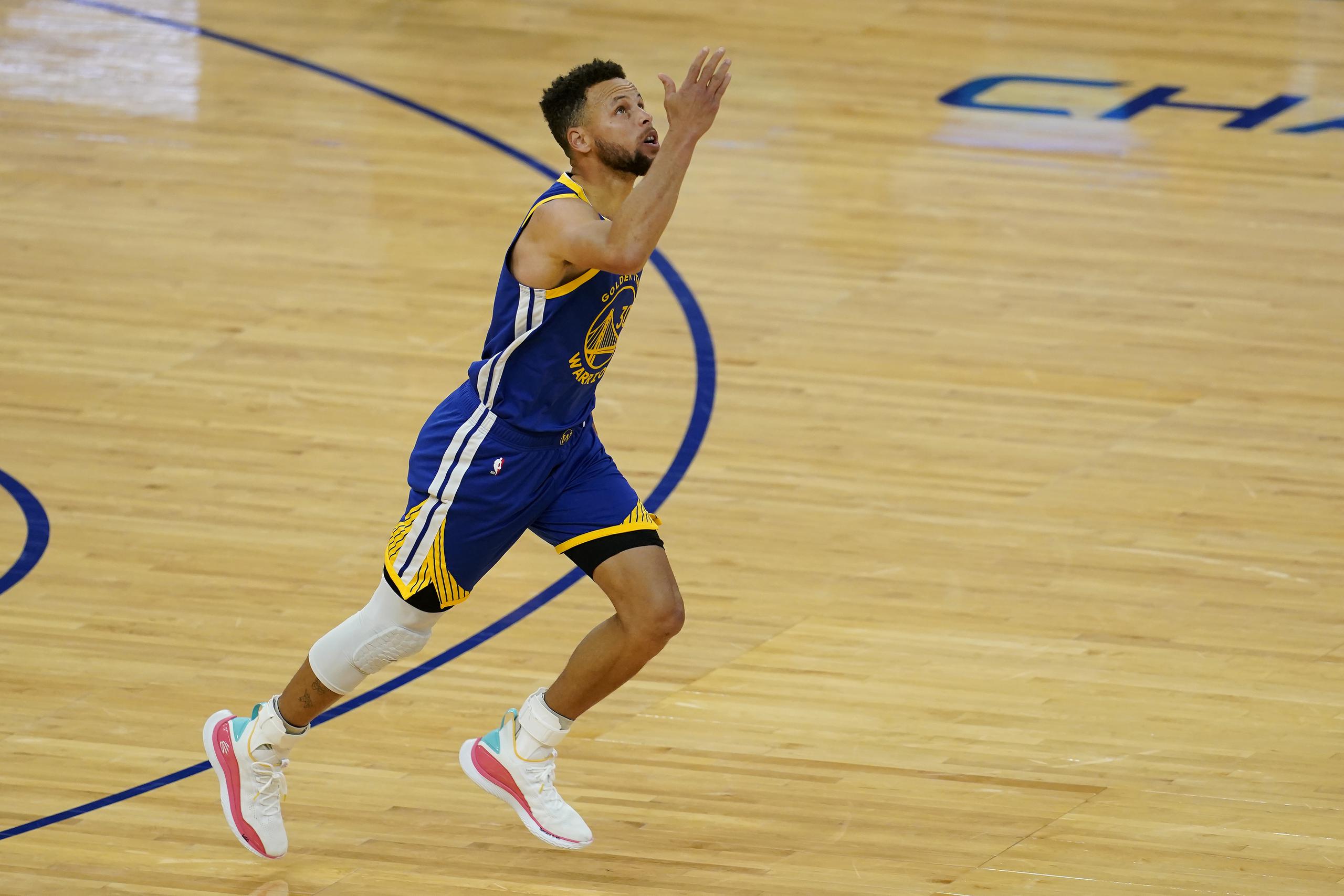 Stephen Curry marcha como líder de anotaciones de la NBA con una media de 31.1 puntos por juego.