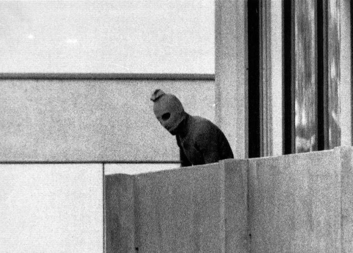Un miembro del grupo del comando árabe que se secuestró a miembros del equipo olímpico israelí en sus habitaciones en la Villa Olímpica de Munich, en esta foto del 5 de septiembre de 1972.
