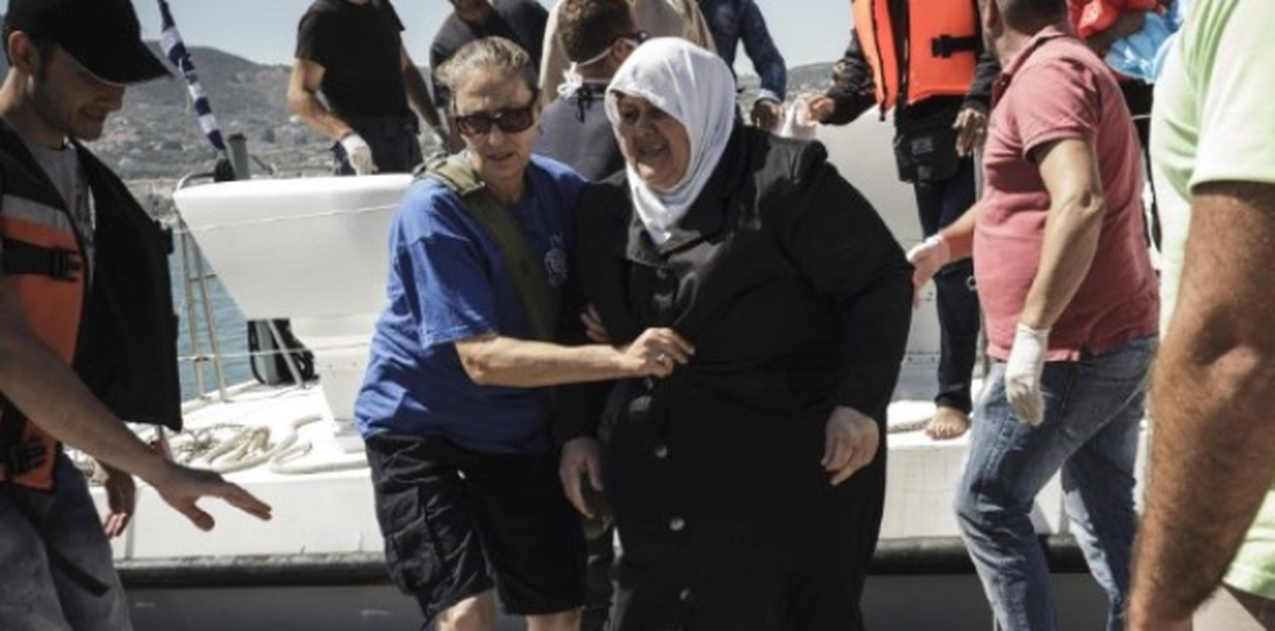 Una mujer es socorrida al desembarcar en la costa de Grecia, en uno de numerosos viajes de inmigrantes que se han estado reportando en las costas del Mar Mediterráneo. (AFP)