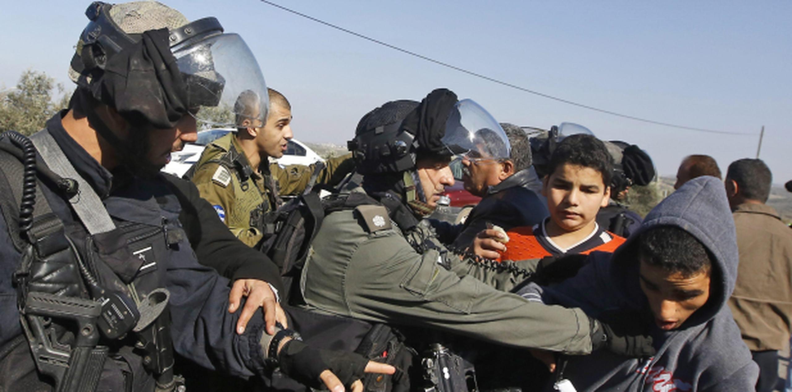 El ataque con el camión ocurre a horas de este encontronazo entre soldados israelíes y jóvenes palestinos en una manifestación. (EFE)