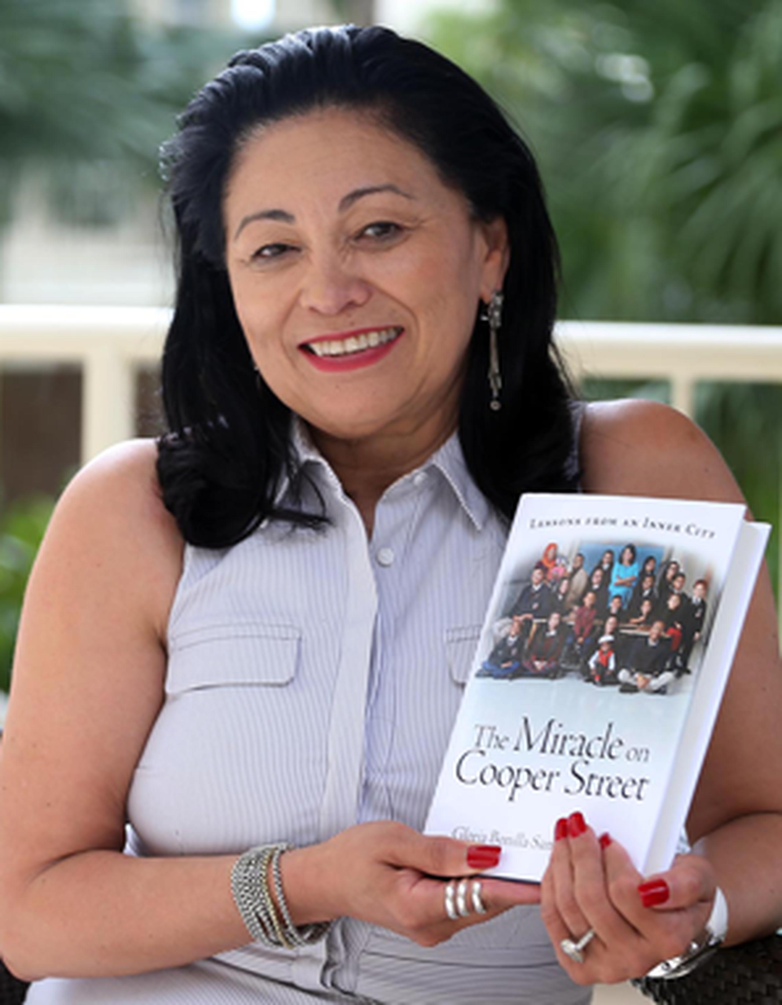 Gloria Bonilla Santiago se encuentra en la Isla para presentar su libro El milagro en la calle Cooper. (juan.alicea@gfrmedia.com)