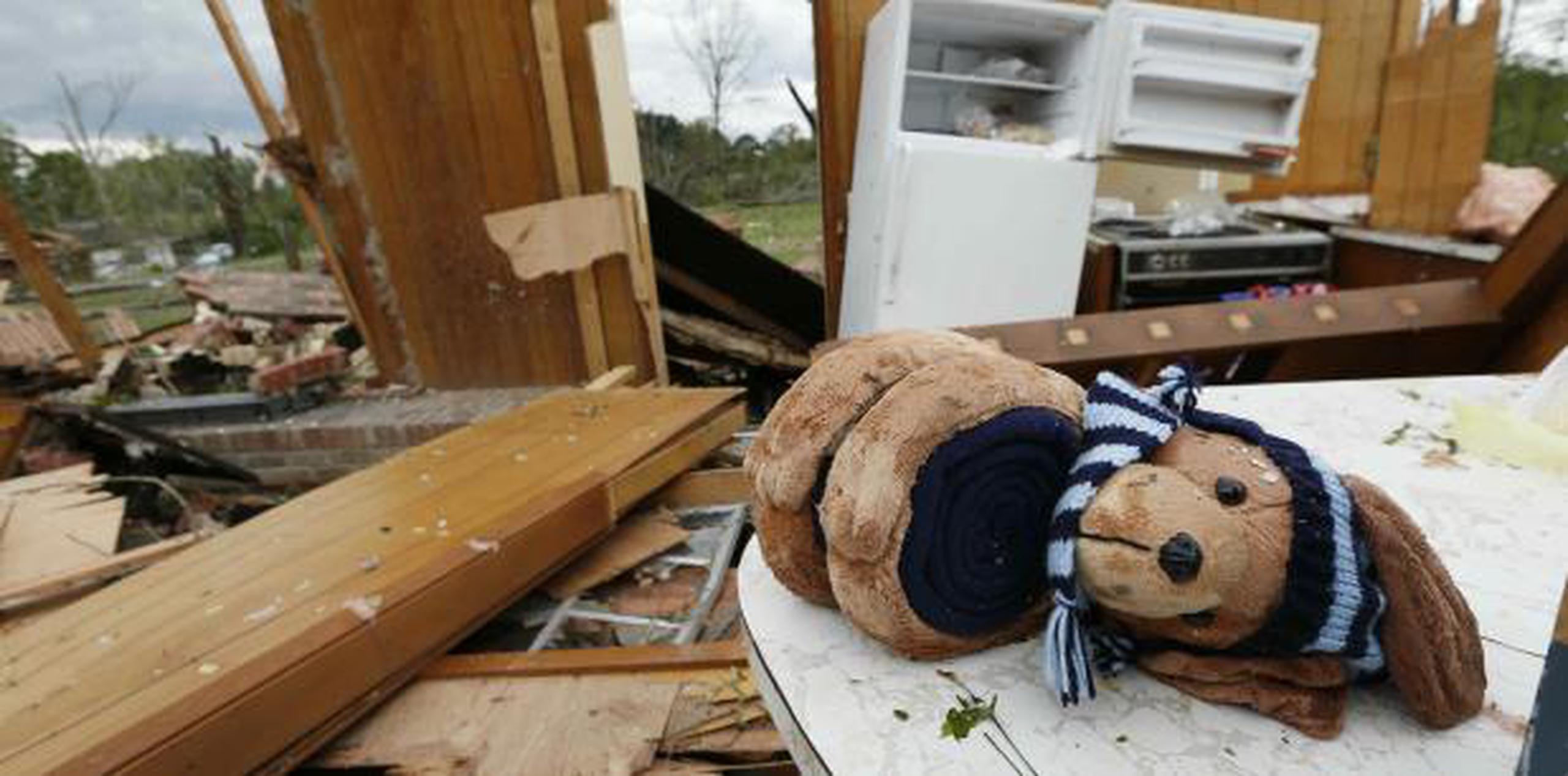 Cientos de personas limpiaron parte de una ciudad del centro de Mississippi que fue fuertemente golpeada por un tornado el jueves. (AP / Rogelio V. Solis)