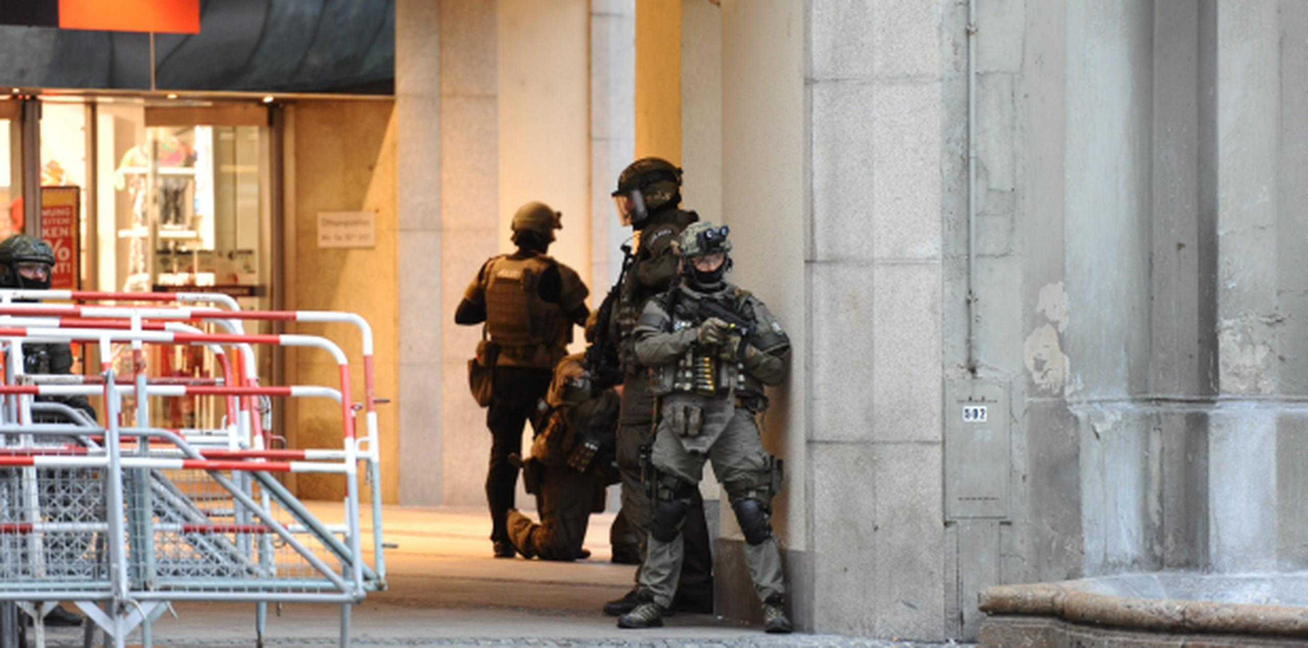 Policías de las Fuerzas Especiales aseguran el exterior del hotel Stachus tras el tiroteo registrado. (Agencia EFE)