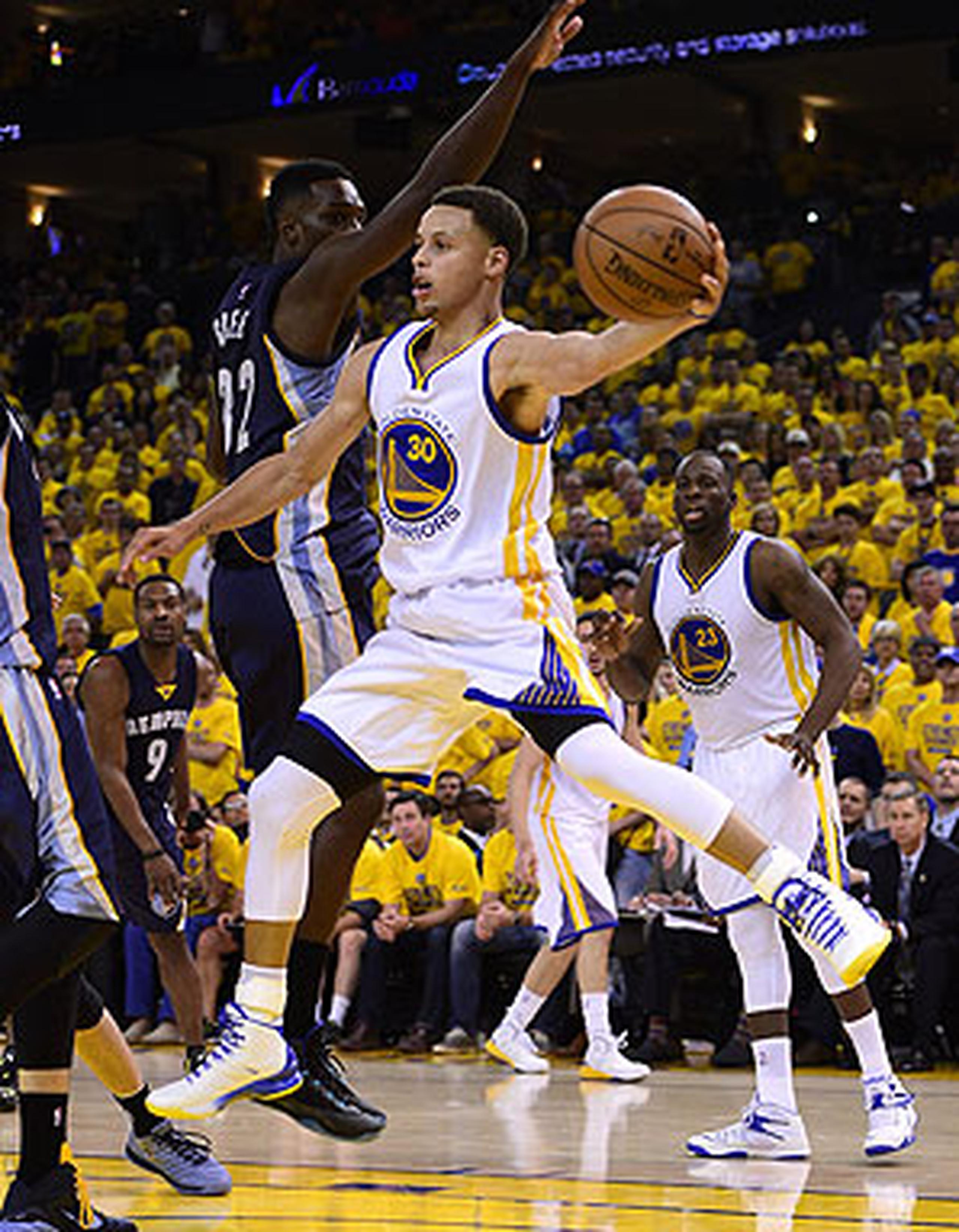 El base Stephen Curry, ganador del premio de Jugador Más Valioso (MVP) de la liga, encabezó el ataque balanceado de los Warriors. (EFE/EPA/John G. Mabanglo Corbis)
