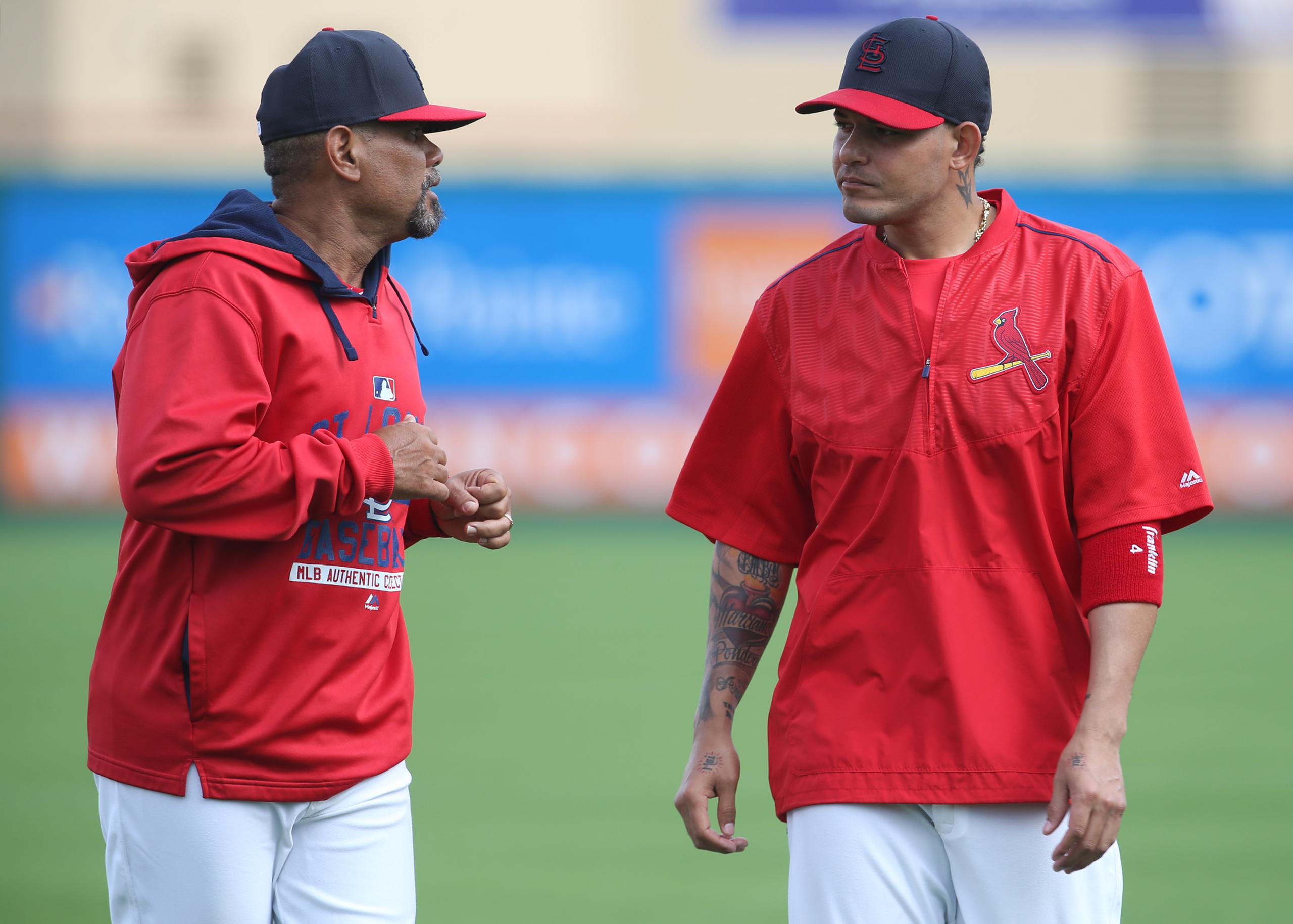 José 'Cheíto' Oquendo, a la izquierda, coach de la organización de los Cardinals de San Luis, mantiene una buena relación con Yadier Molina.