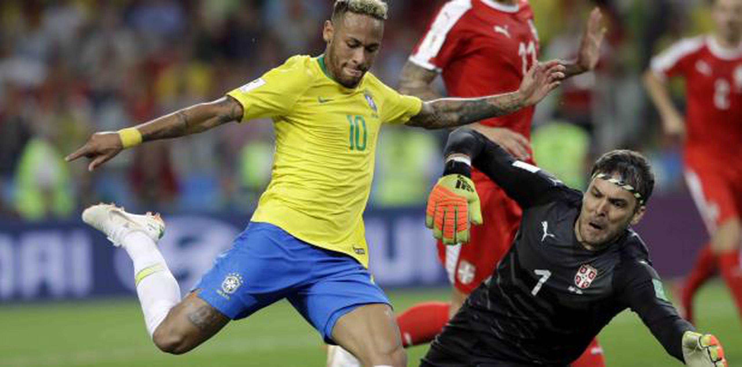 Brasil se apoderó del primer puesto en el Grupo E con siete puntos y sacó cita para un enfrentamiento contra México en Samara el próximo lunes.  (AP)