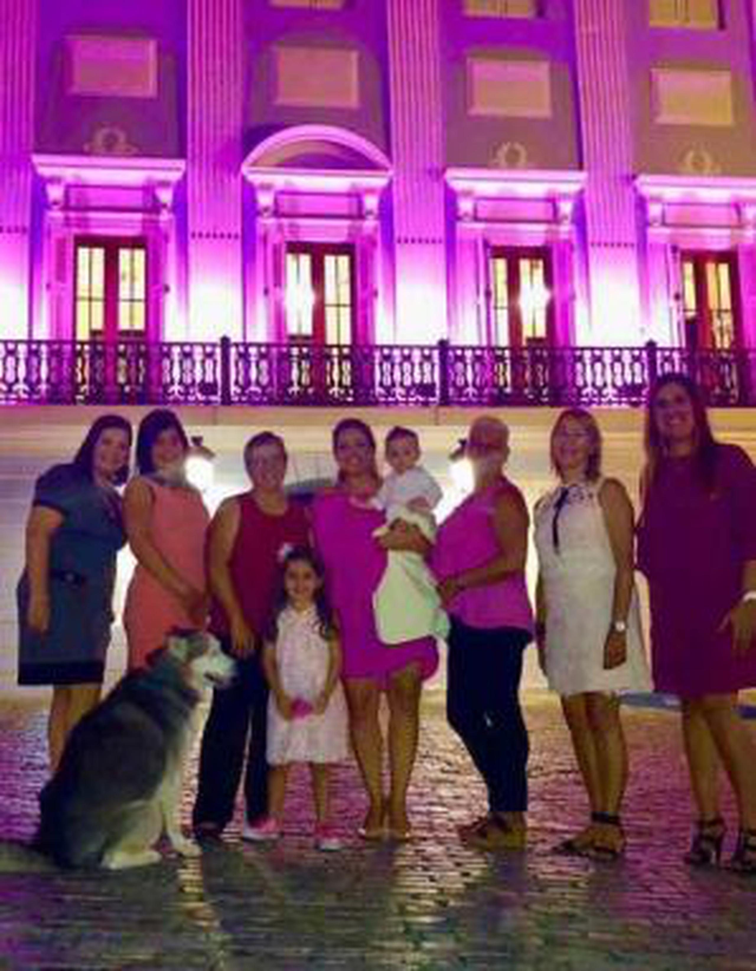 Durante la noche de hoy se iluminó de rosa La Fortaleza en compañía de miembros de la junta de directores de la fundación Susan G. Komen. (Suministrada)