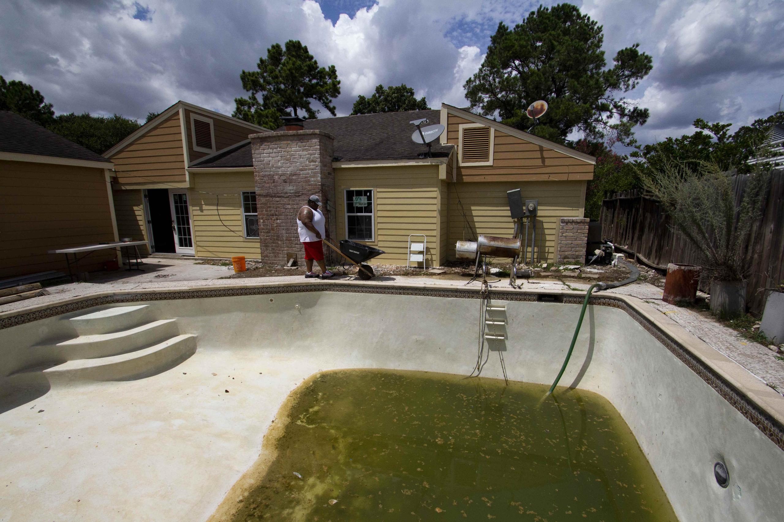 El hondureño Randy Álvarez realiza trabajos de remodelación en su vivienda el pasado 19 de agosto, en el oeste de Houston, Texas. (EFE / Alicia L. Pérez)