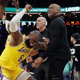 El sindicato de árbitros de la NBA admite que James recibió falta en la controvertida jugada del sábado