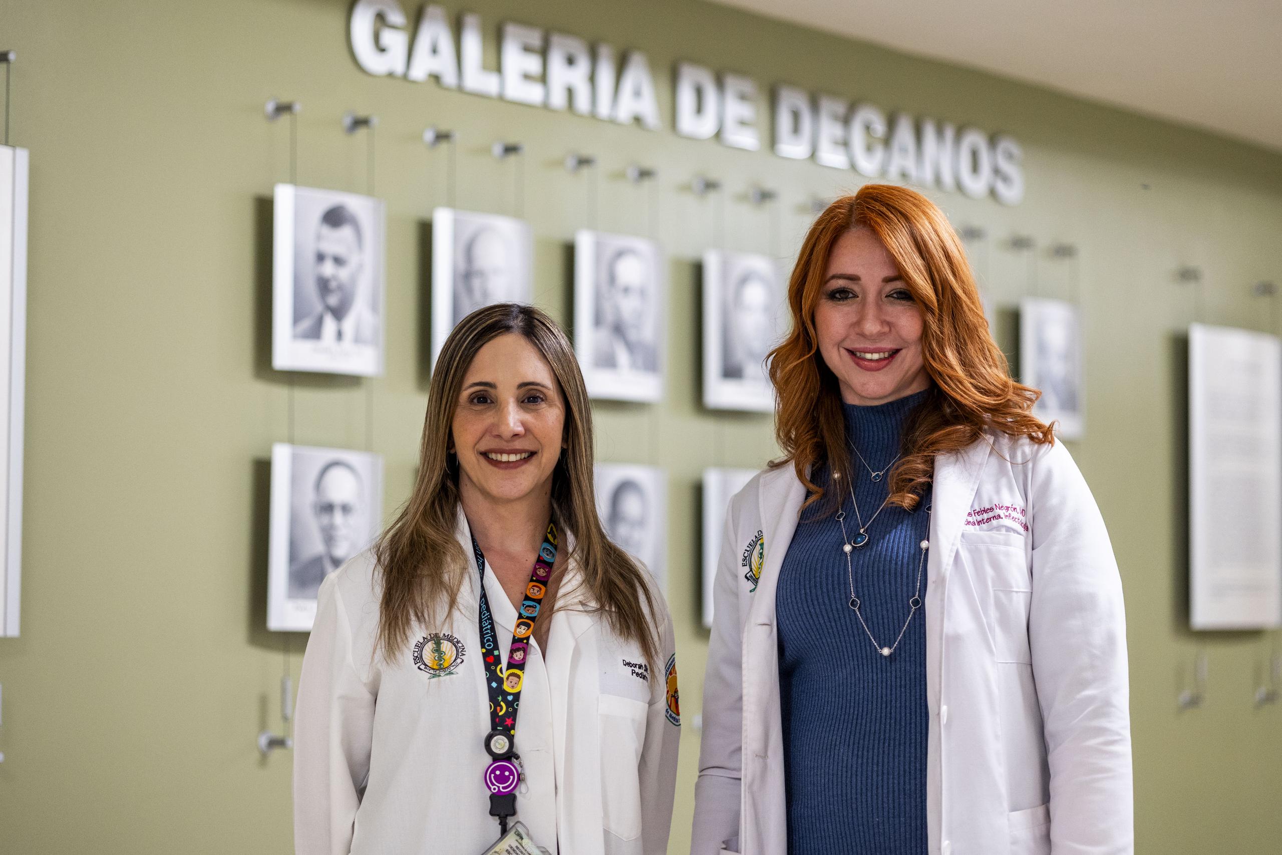 Desde la izquierda, Débora Silva Díaz, la decana interina de la Escuela de Medicina; y Arelis Febles Negrón, decana asociada interina de Educación Médica Graduada.