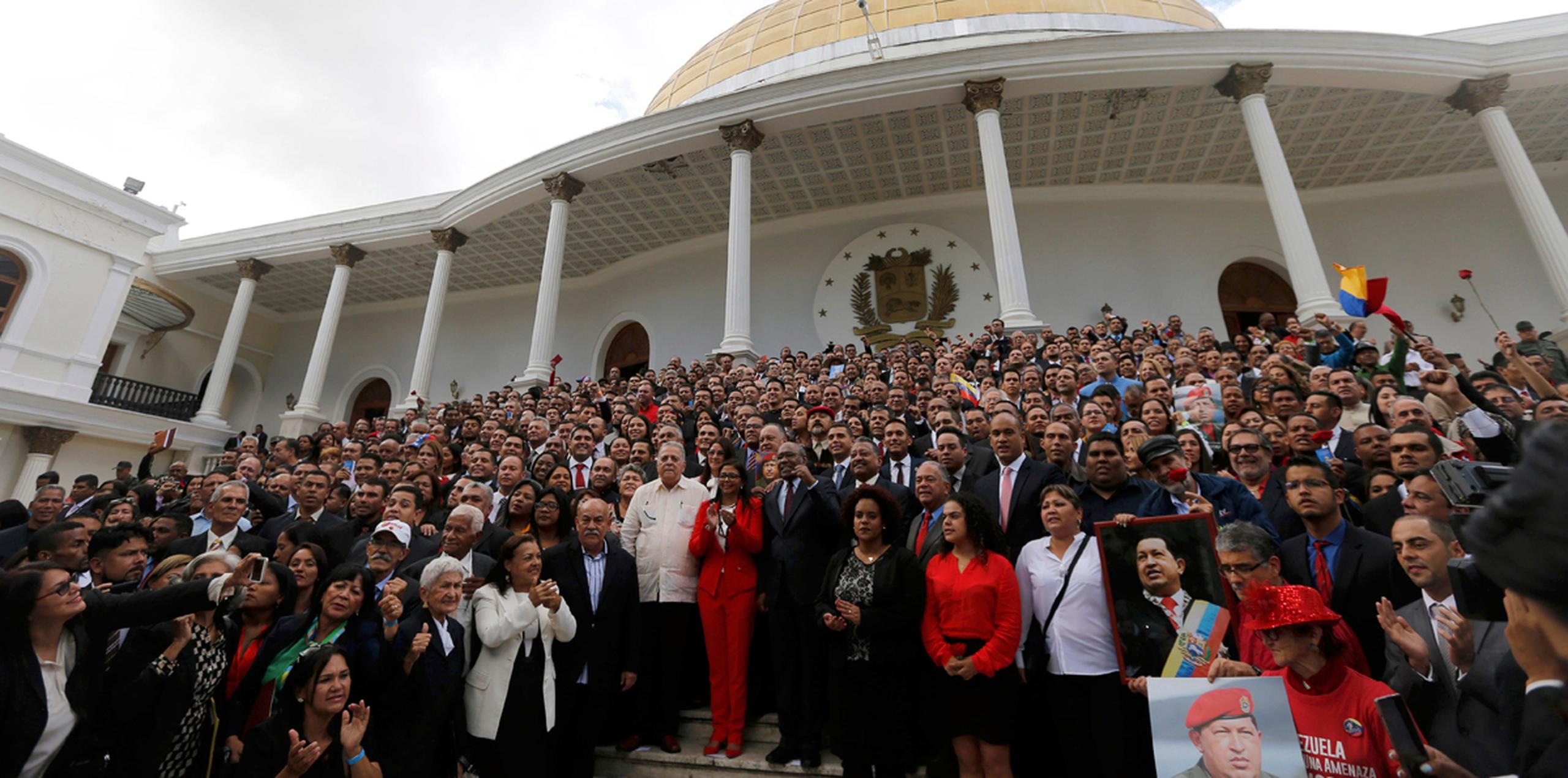 Los miembros de la Asamblea Nacional Constituyente de Venezuela posan para una fotografía tras su toma de posesión, en la Asamblea Nacional, en Caracas, Venezuela.  (AP)