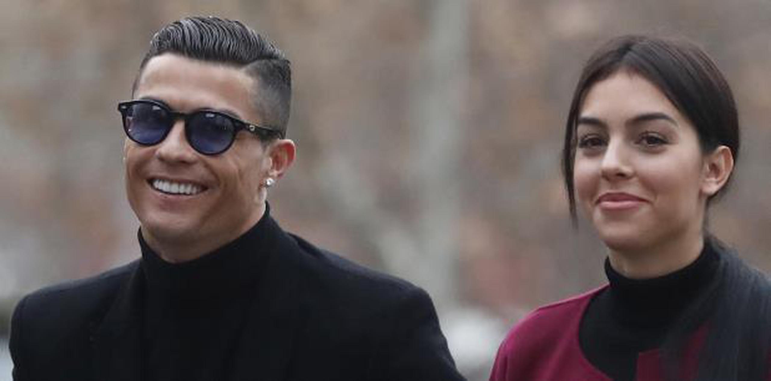 Cristiano Ronaldo, junto a su pareja Georgina Rodríguez, a su llegada a la Audiencia Provincial de Madrid. (EFE / Javier Lizón)