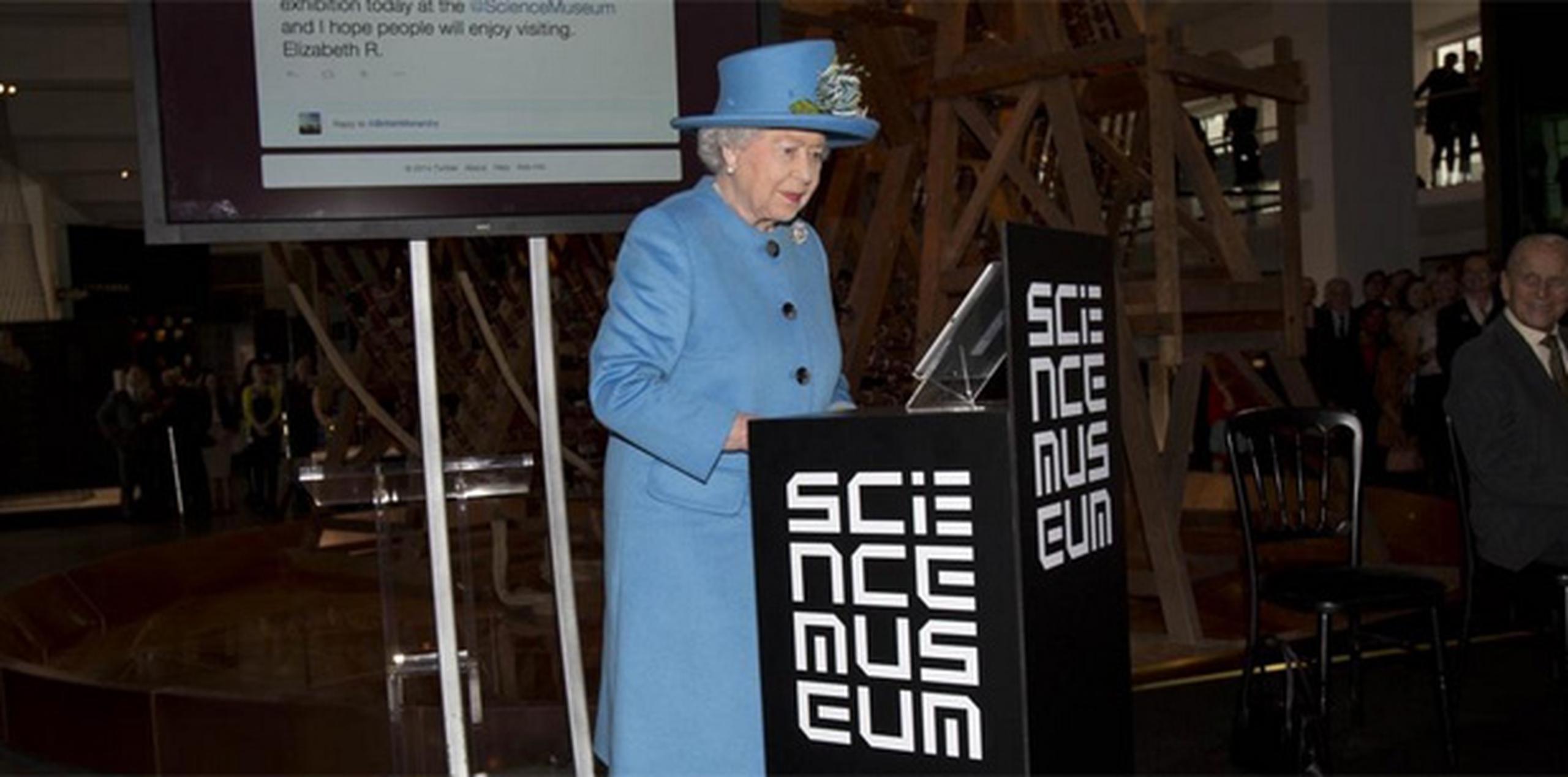Isabel II se quitó uno de sus guantes y envió el mensaje desde la cuenta @BritishMonarchy. (https://twitter.com/sciencemuseum)