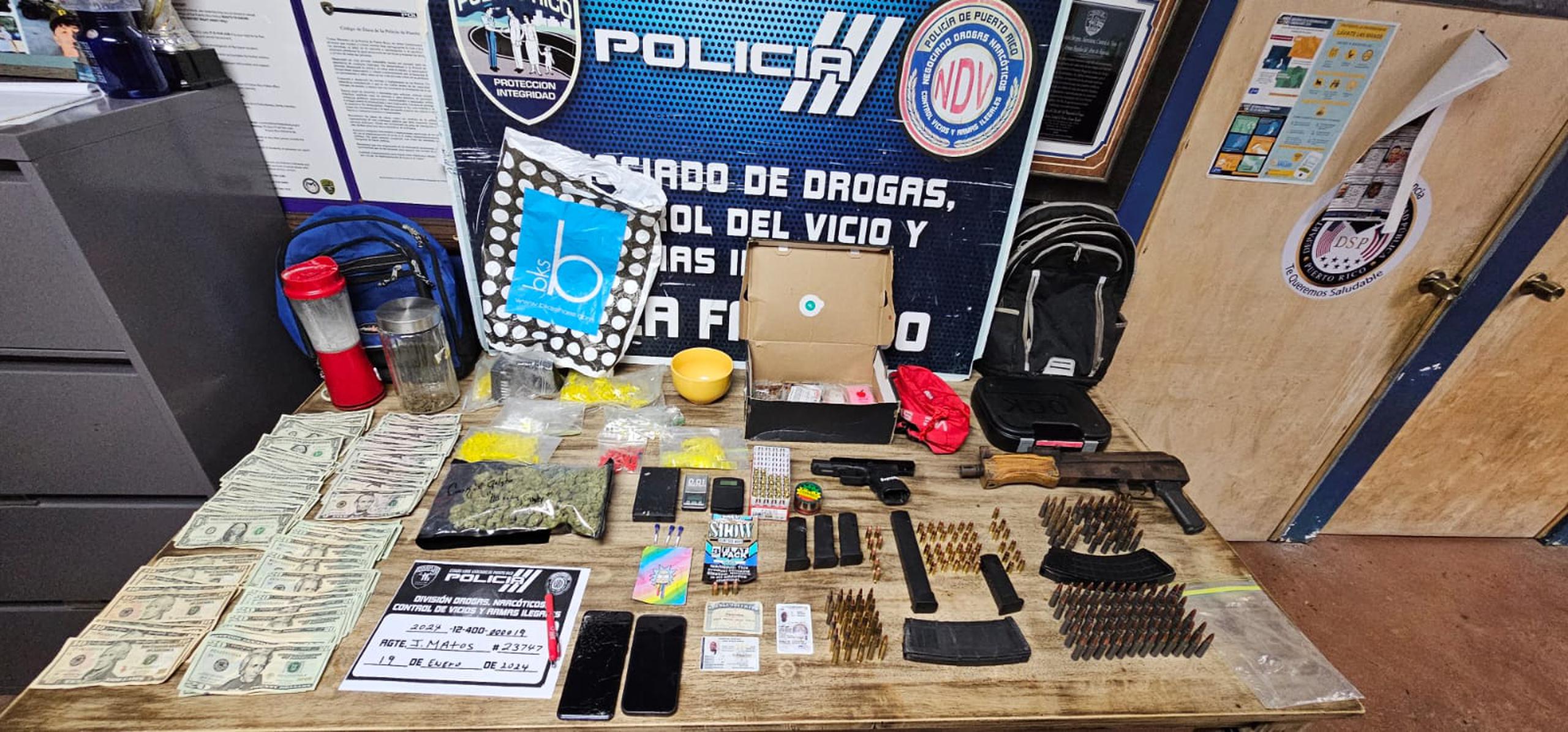 Armas ilegales, cargadores, municiones, sustancias controladas, parafernalia y dinero en efectivo ocupado en un allanamiento en el barrio Quebrada Vueltas, en Fajardo.