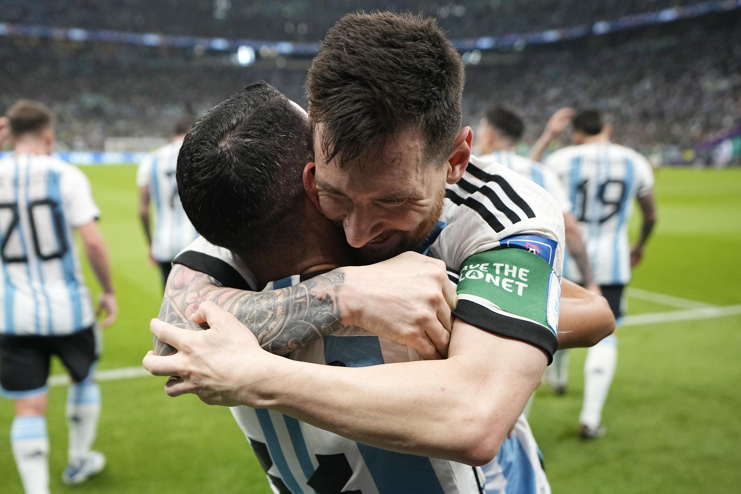 Lionel Messi, a la derecha, celebra con su compañero Angel DiMaría durante el choque del sábado.