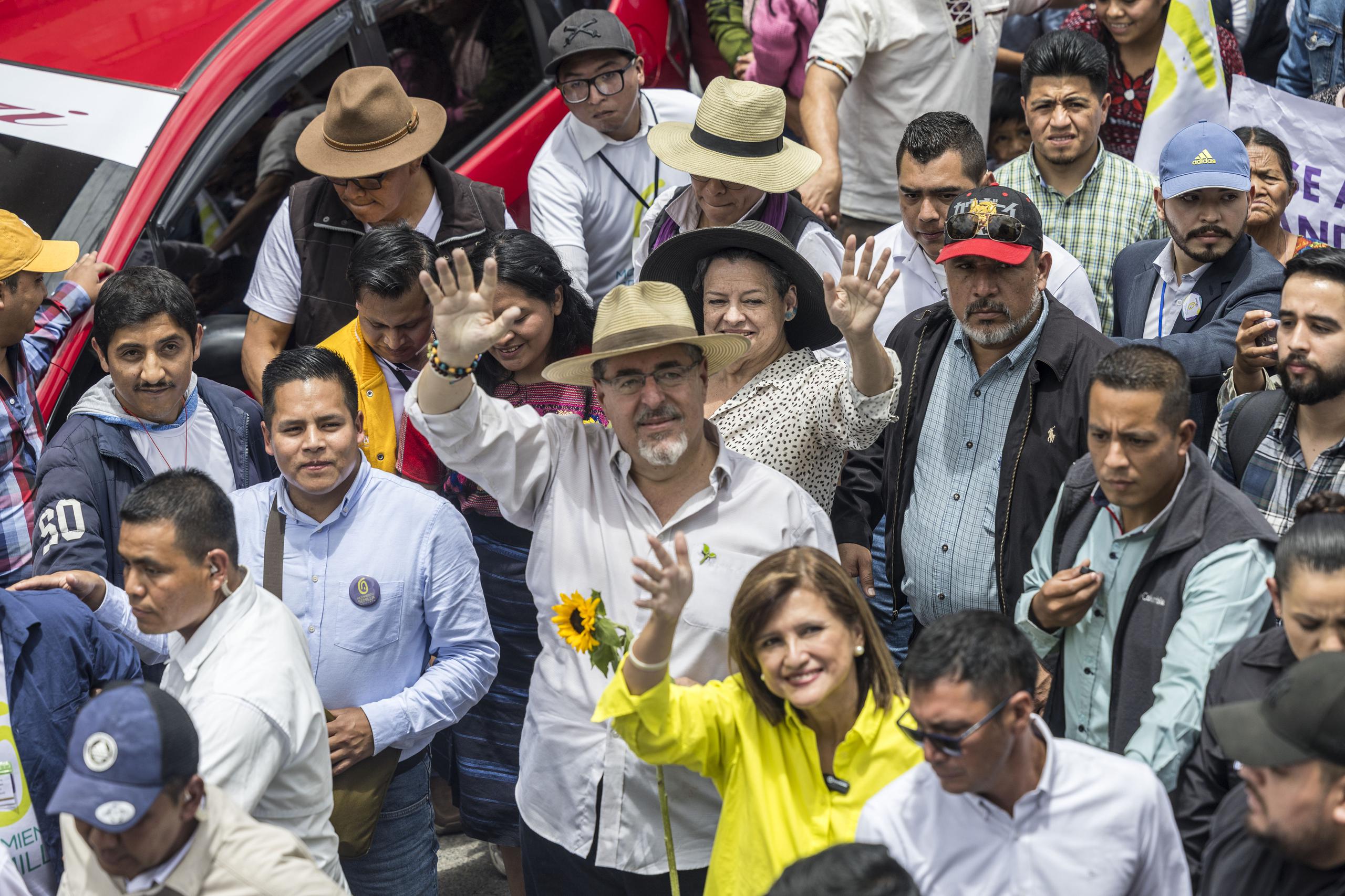 Estados Unidos advirtió el viernes que la persecusión contra el candidato del Movimiento Semilla, Bernardo Arévalo (al centro)  en Guatemala, es propio de las "dictaduras".