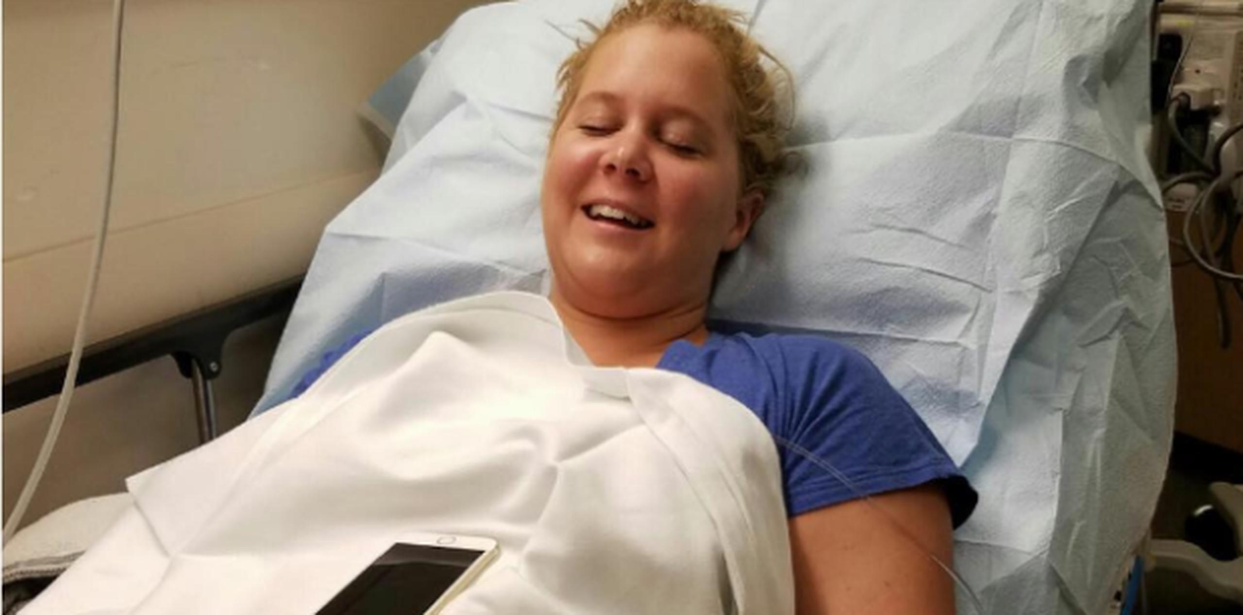 Schumer compartió imágenes de ella acostada en una camilla del hospital. (Instagram)